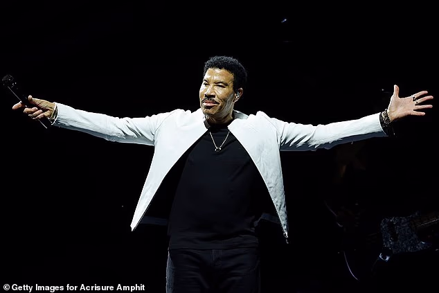 Richie je nastupao u Grand Casino Areni u St. Paulu, Minnesota, kada je najavio neobičan prekid nakon izvedbe Three Times A Lady na svom klaviru, prema Bring Me The News iz Minnesote. Nakon više od 30 minuta, član benda je rekao da je bolestan i da se neće vratiti; slikano 15. svibnja u Grand Rapidsu, Michigan