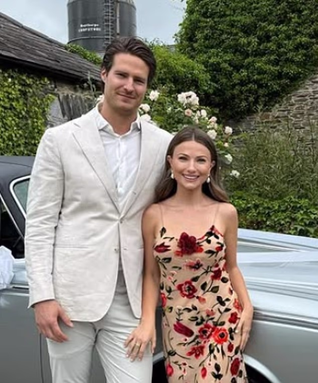 Mimi je upoznala Bena na Made in Chelsea 2018., a zaruke su objavili u siječnju 2023., nakon što je on postavio to pitanje tijekom odmora u švicarskim Alpama prije nego što su se vjenčali u rujnu 2025. (par na slici prošle godine)