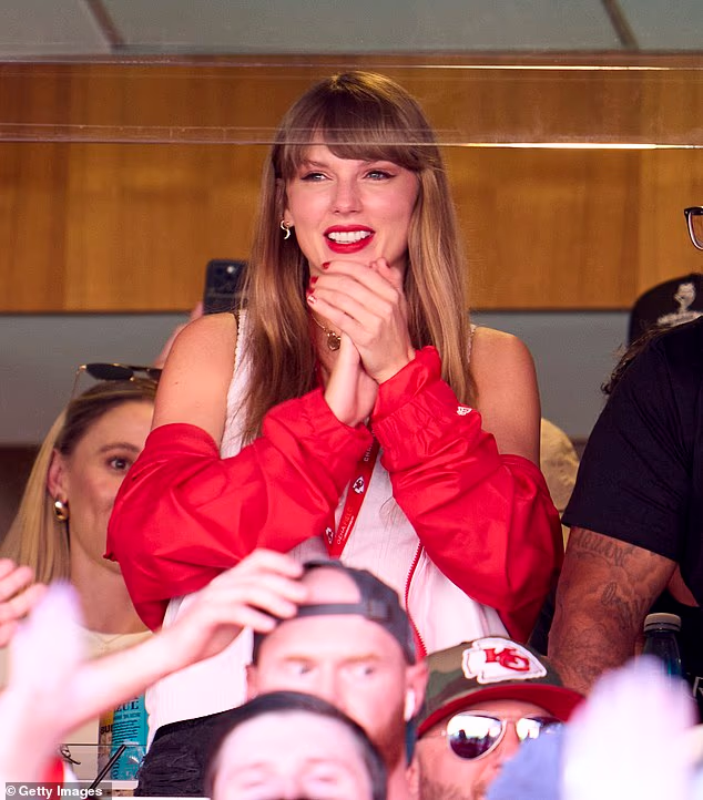 Swift je slikana tijekom svog prvog pojavljivanja na stadionu Kelce's Arrowhead u rujnu 2023