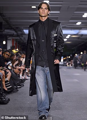 Najstariji sin hitmejkera Baby One More Time bio je elegantan u crnoj košulji, kao i u širokim plavim trapericama i crnoj kravati