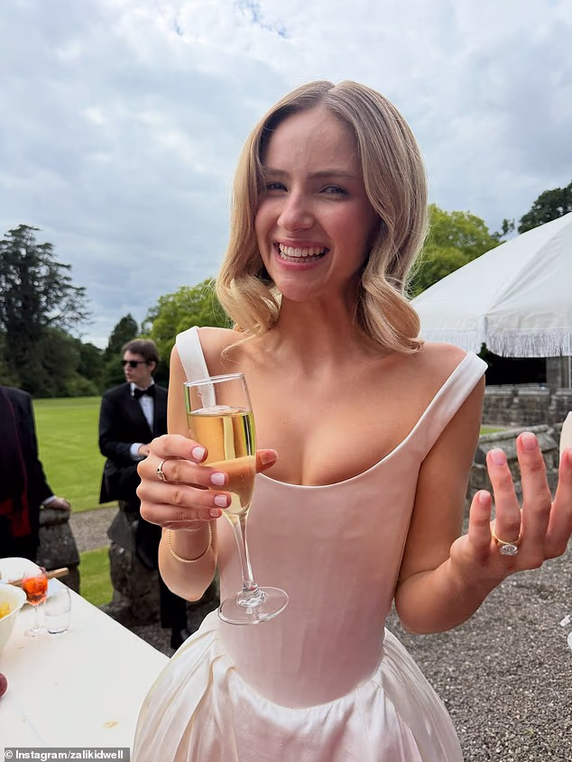 Australski poduzetnik i njegova dugogodišnja partnerica izmijenili su zavjete tijekom intimne ceremonije u Irskoj 20. lipnja, a gosti su kasnije na društvenim mrežama podijelili pogled na raskošno slavlje