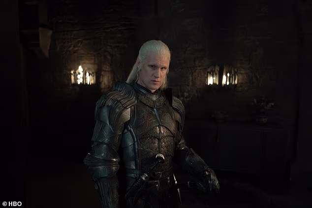 Alicent je stigla kako bi se ponovno povezala s Rhaenyrom netom nakon što je novoimenovana kraljica pogubila njezina oca, Otta Hightowera (Rhys Ifans), na nagovor njezina supruga, Daemona (Matt Smith; na slici)