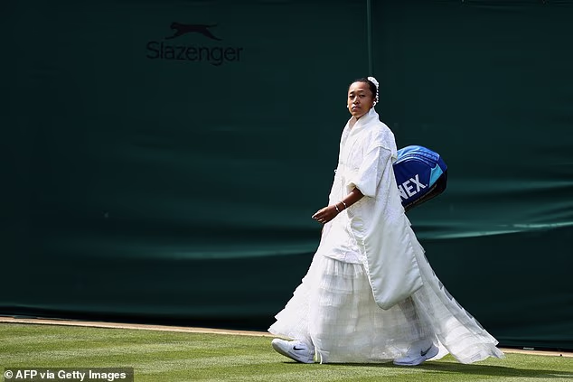 Wimbledonska stroga pravila odijevanja nalažu da igrači moraju nositi samo bijelo, ali to je nije spriječilo da svečano uđe na Teren 3