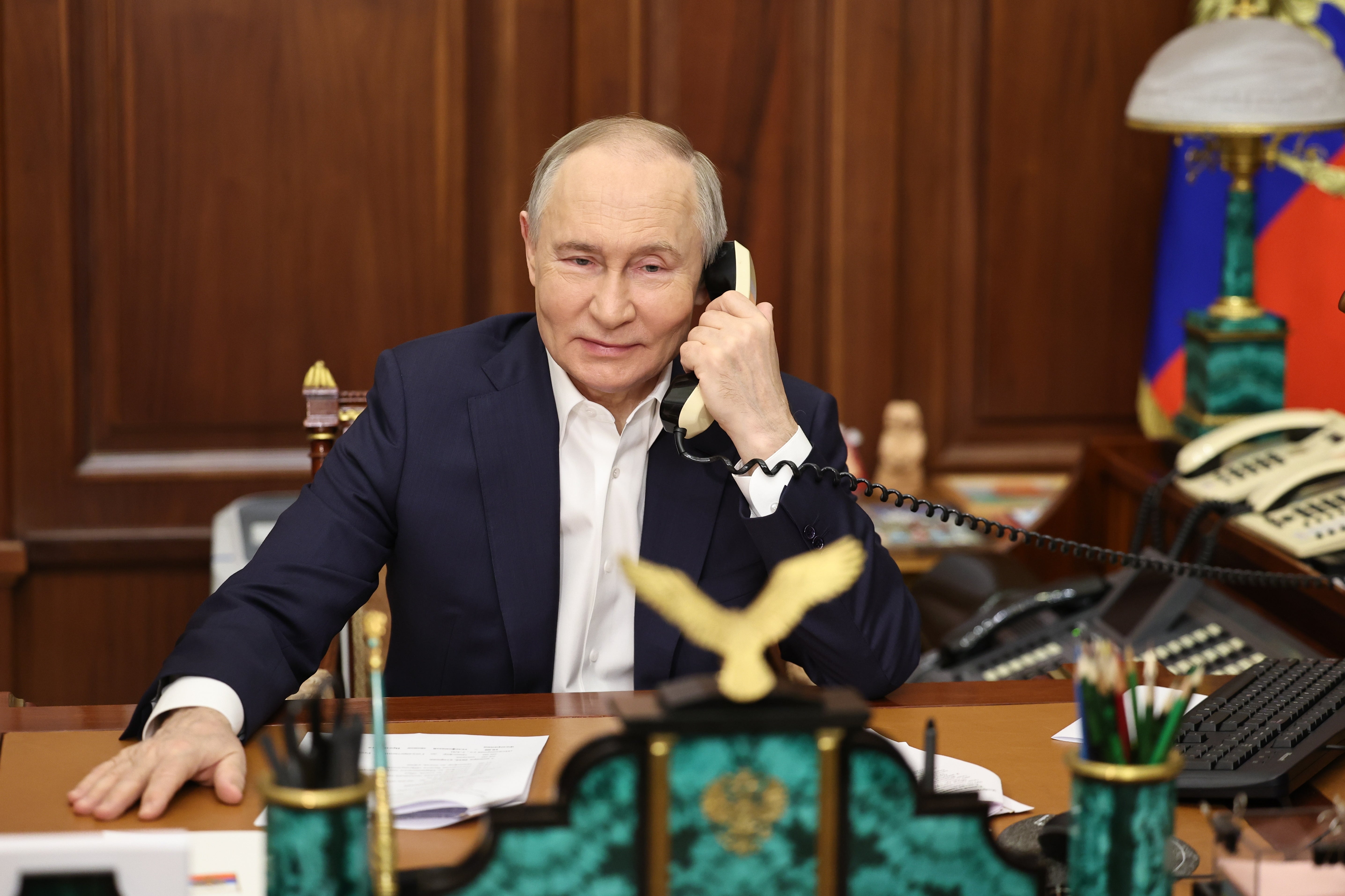 Ruski predsjednik Vladimir Putin razgovara telefonom s Arinom Porkhal, djevojkom iz Gorlovke u Donjeckoj regiji, u okviru nacionalne dobrotvorne kampanje 'Christmas Tree Wish', ispunjavajući dječje božićne želje, u Moskvi, Rusija, 7. siječnja 2025.