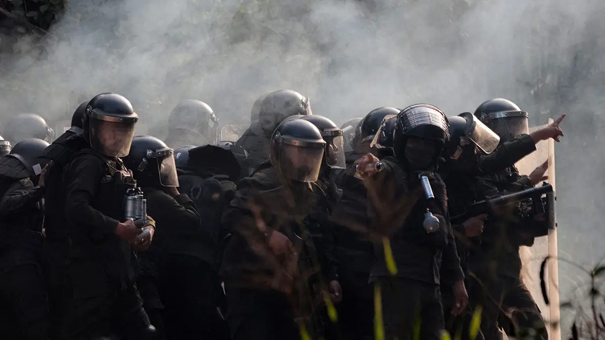 Policajci ispaljuju suzavac na članove zajednice u naftnom postrojenju Humberto Suarez u Boliviji