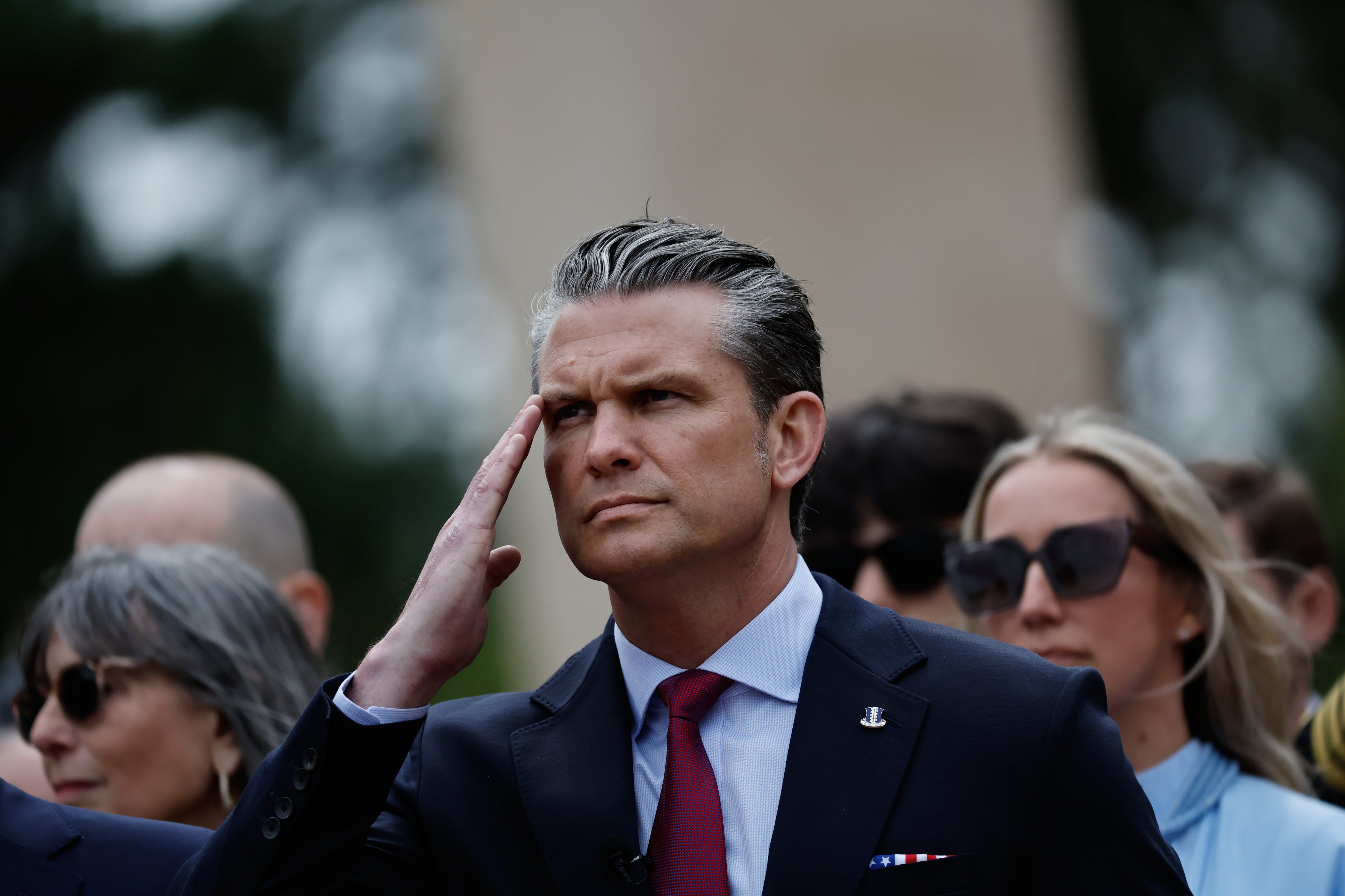 Mještani su prosvjedovali Sec. Posjet Petea Hegsetha Francuskoj povodom obilježavanja godišnjice Dana D
