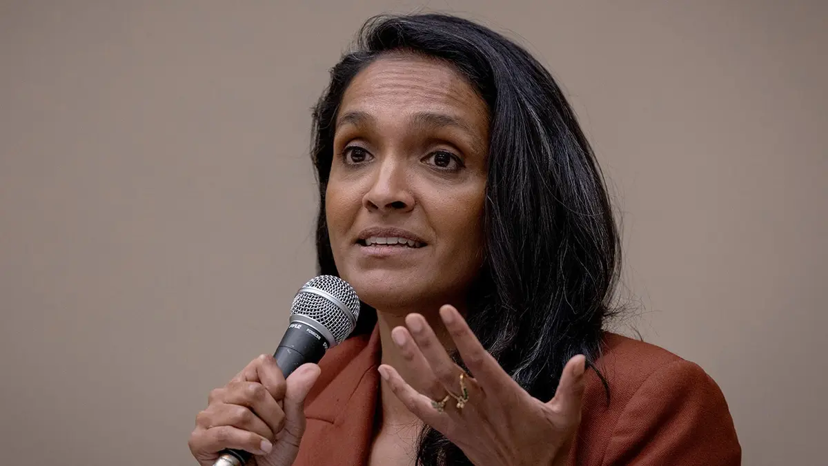 Nithya Raman govori u mikrofon.