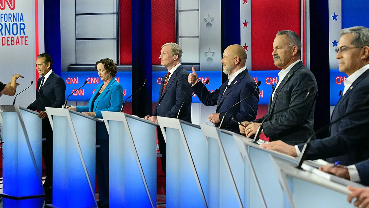 Demokratski kandidati Antonio Villaraigosa, Katie Porter, Tom Steyer i Xavier Becerra i republikanski kandidati Steve Hilton i Chad Bianco stoje na pozornici u debati o guvernerima Kalifornije