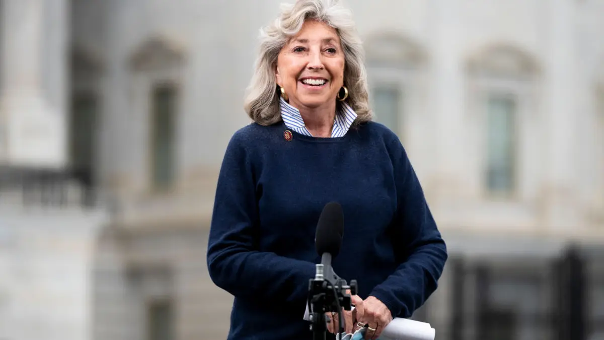 Zastupnica Dina Titus govori tijekom TV intervjua ispred američkog Kapitola