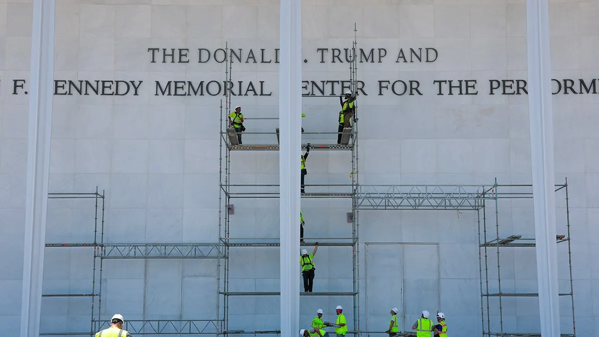 Građevinski radnici grade skele u blizini znaka Memorijalnog centra Donalda J. Trumpa i Johna F. Kennedyja u Washingtonu, DC