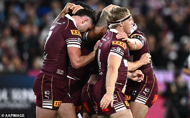 Trent Loiero iz Maroonsa (lijevo) slavi sa suigračima nakon što je postigao pogodak tijekom utakmice State of Origin 2 između NSW Bluesa i Queensland Maroonsa na Melbourne Cricket Groundu u Melbourneu, srijeda, 17. lipnja 2026. (AAP Slika/Joel Carrett) NEMA ARHIVIRANJA, SAMO ZA UREDNIČKU UPOTREBU