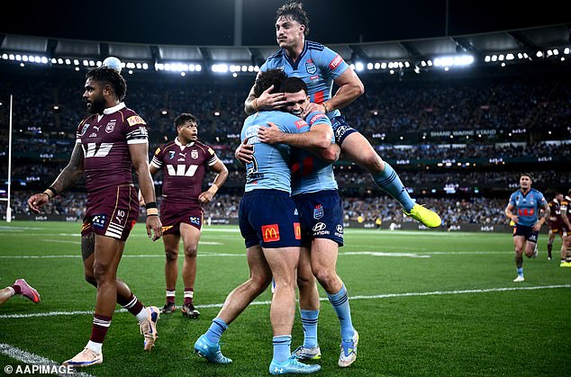 Mark Nawaqanitawase iz Bluesa (lijevo) slavi sa suigračima nakon što je postigao pogodak tijekom utakmice State of Origin 2 između NSW Bluesa i Queensland Maroonsa na Melbourne Cricket Groundu u Melbourneu, srijeda, 17. lipnja 2026. (AAP slika/Joel Carrett) BEZ ARHIVIRANJA, SAMO ZA UREDNIČKU UPOTREBU