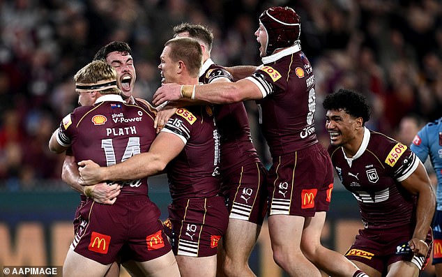 Trent Loiero iz Maroonsa (drugi lijevo) slavi sa suigračima nakon što je postigao pogodak tijekom utakmice State of Origin 2 između NSW Bluesa i Queensland Maroonsa na Melbourne Cricket Groundu u Melbourneu, srijeda, 17. lipnja 2026. (AAP Image/Joel Carrett) BEZ ARHIVIRANJA, SAMO ZA UREDNIČKU UPOTREBU