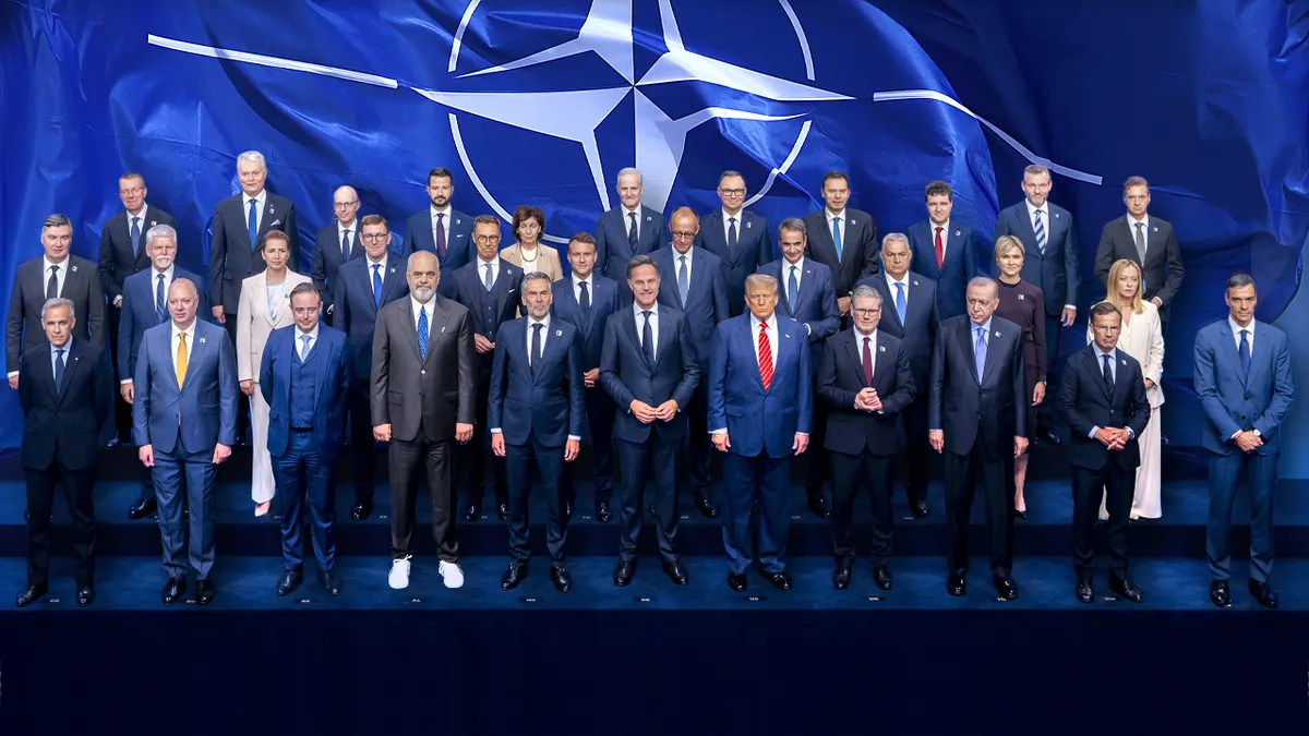 Čelnici NATO-a sjede za konferencijskim stolom tijekom summita u Haagu