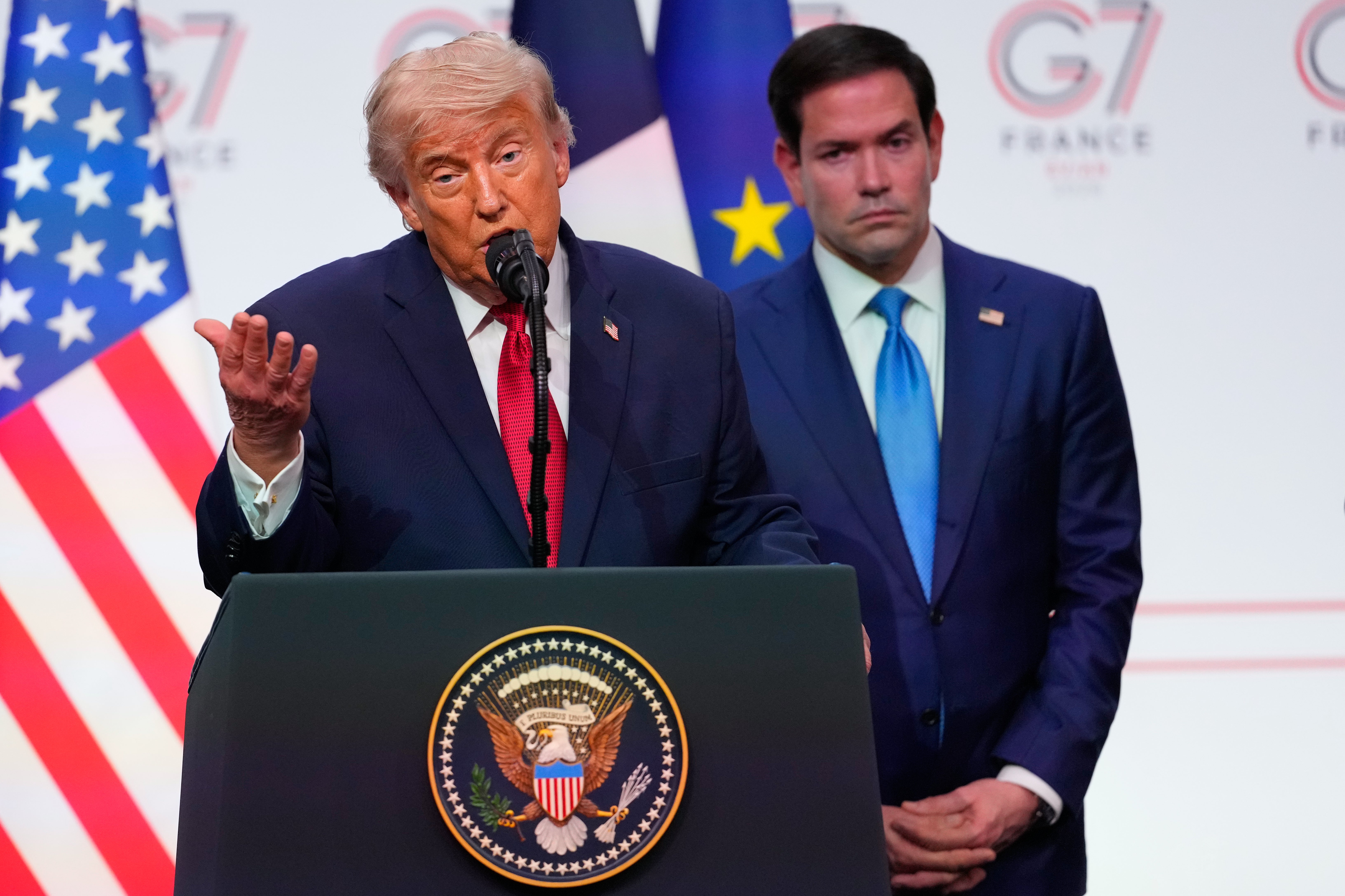 Državni tajnik Sjedinjenih Država Marco Rubio stajao je iza Trumpa dok se predsjednik raspravljao i hvalio svojim planom za Iran na G7