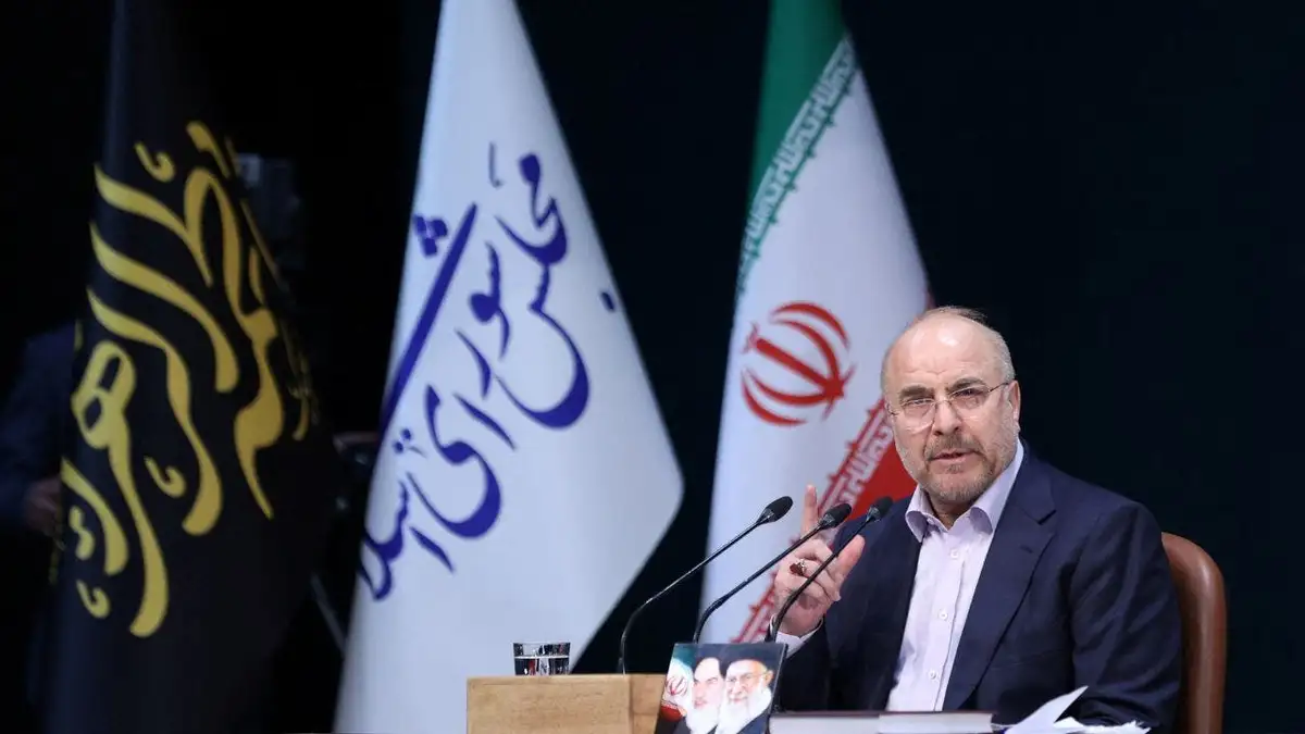 Predsjednik iranskog parlamenta Mohammad Bagher Ghalibaf govori tijekom konferencije za novinare u Teheranu, Iran ispred više zastava