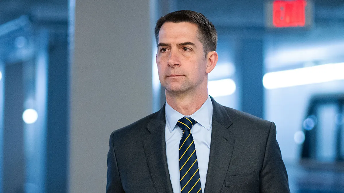 Sen. Tom Cotton u šetnji hodnikom američkog Kapitola
