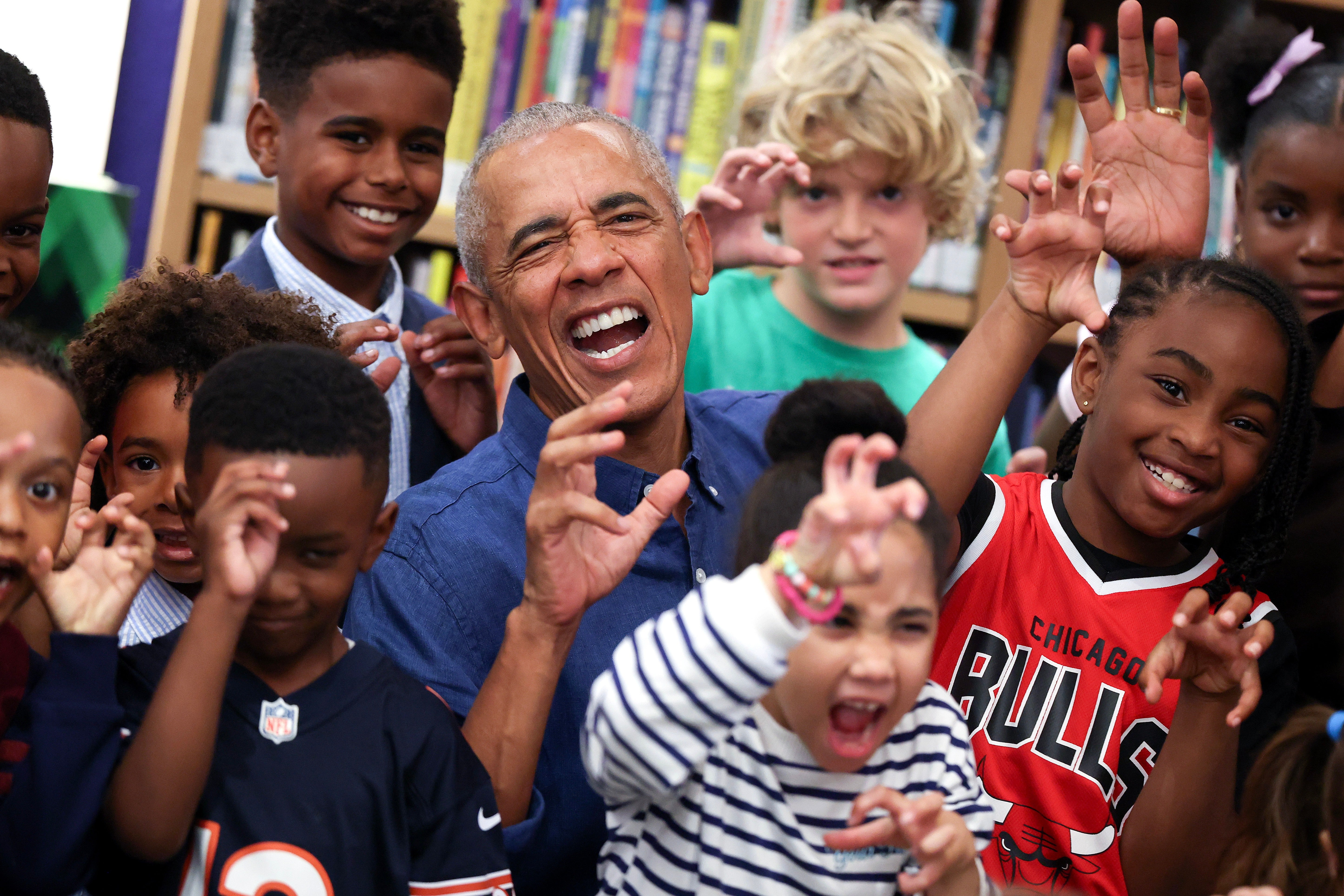 Bračni par Obama oduševio je 25 školaraca u ogranku javne knjižnice u Chicagu čitajući klasik Mauricea Sendaka 'Where the Wild Things Are'
