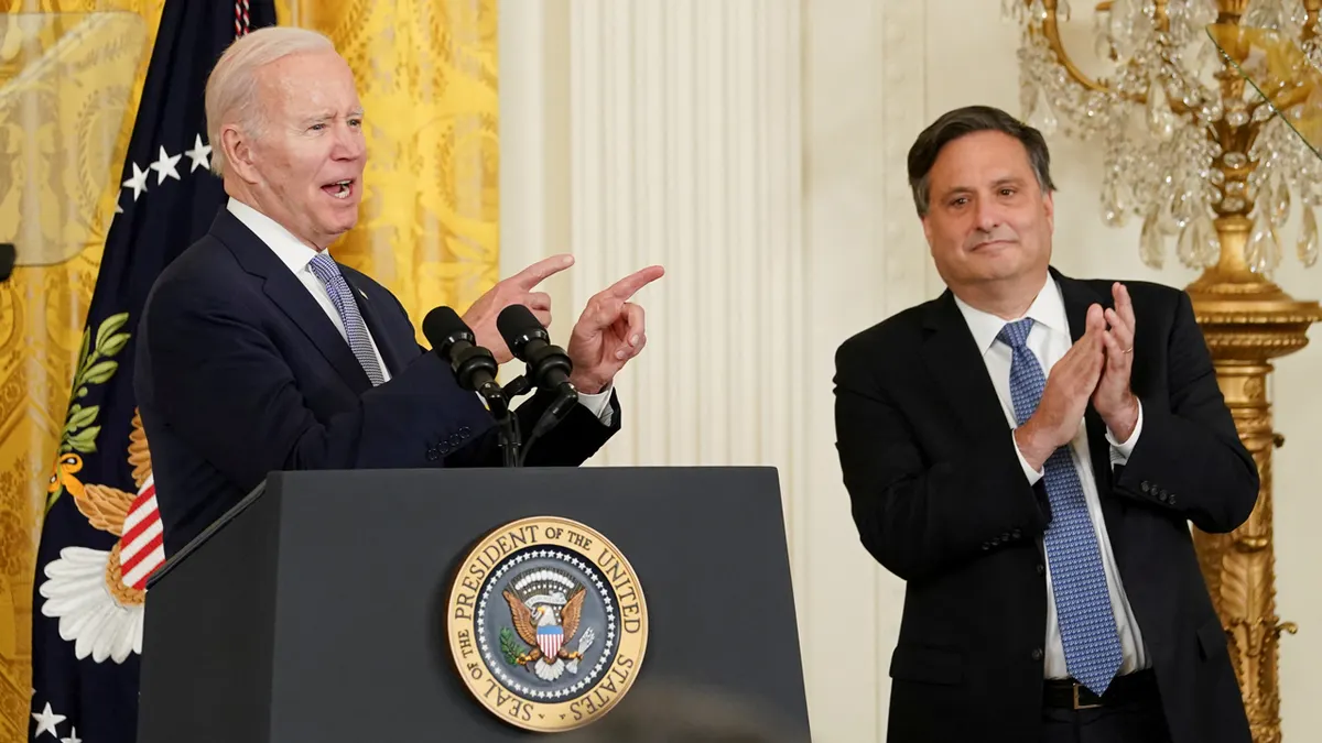 Predsjednik Joe Biden govori na službenom događaju prijelaza u zatvorenom prostoru.