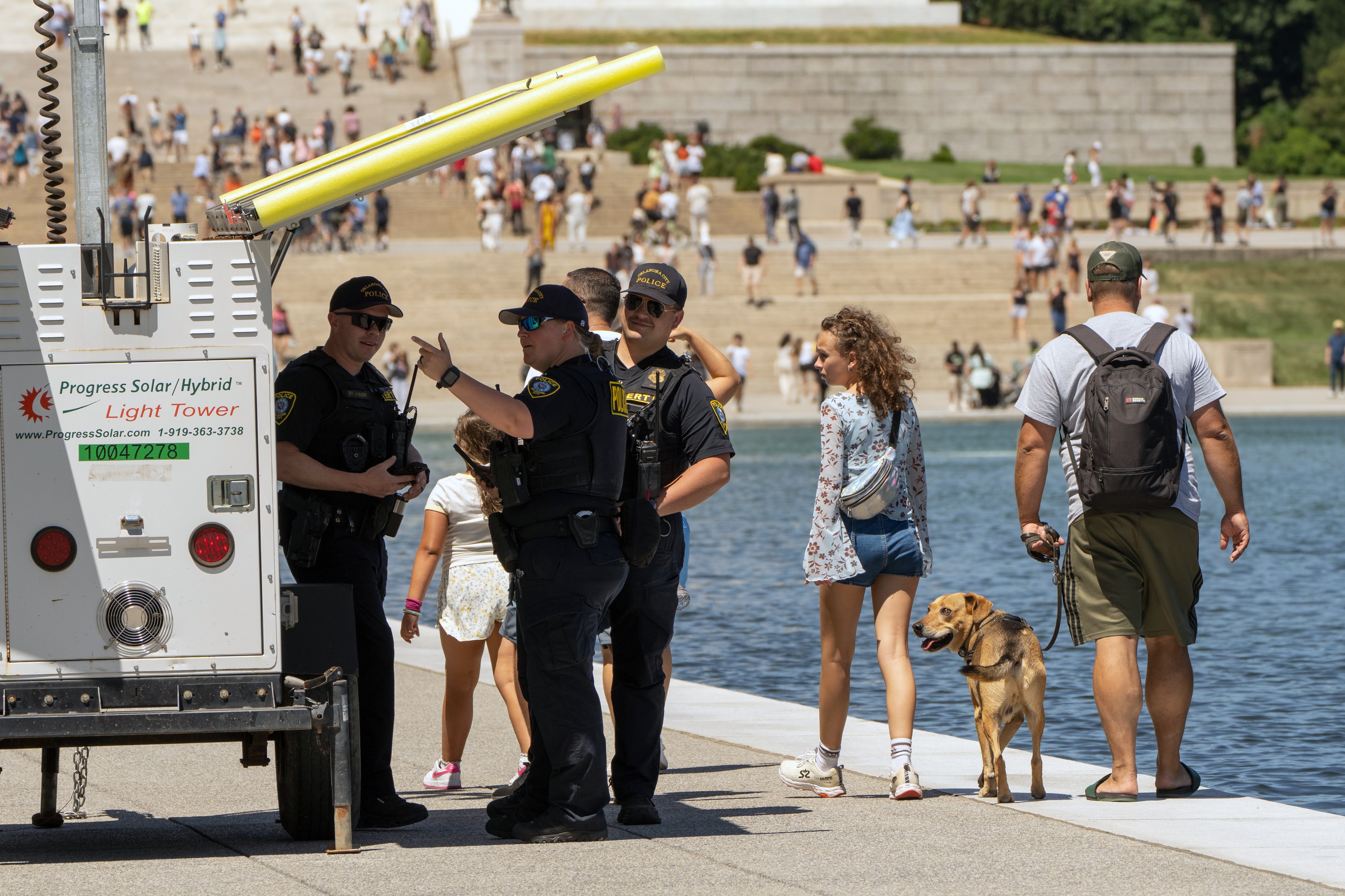 Policijski službenici Oklahoma Cityja, zaduženi za pomoć lokalnoj policiji, patroliraju u subotu, 20. lipnja 2026., u blizini Lincoln Memorial Reflecting Poola u Washingtonu, gdje je bivši olimpijski sportaš David Hearn uhićen zbog navodnog vandalskog uništavanja ljuštene brtve s umivaonika