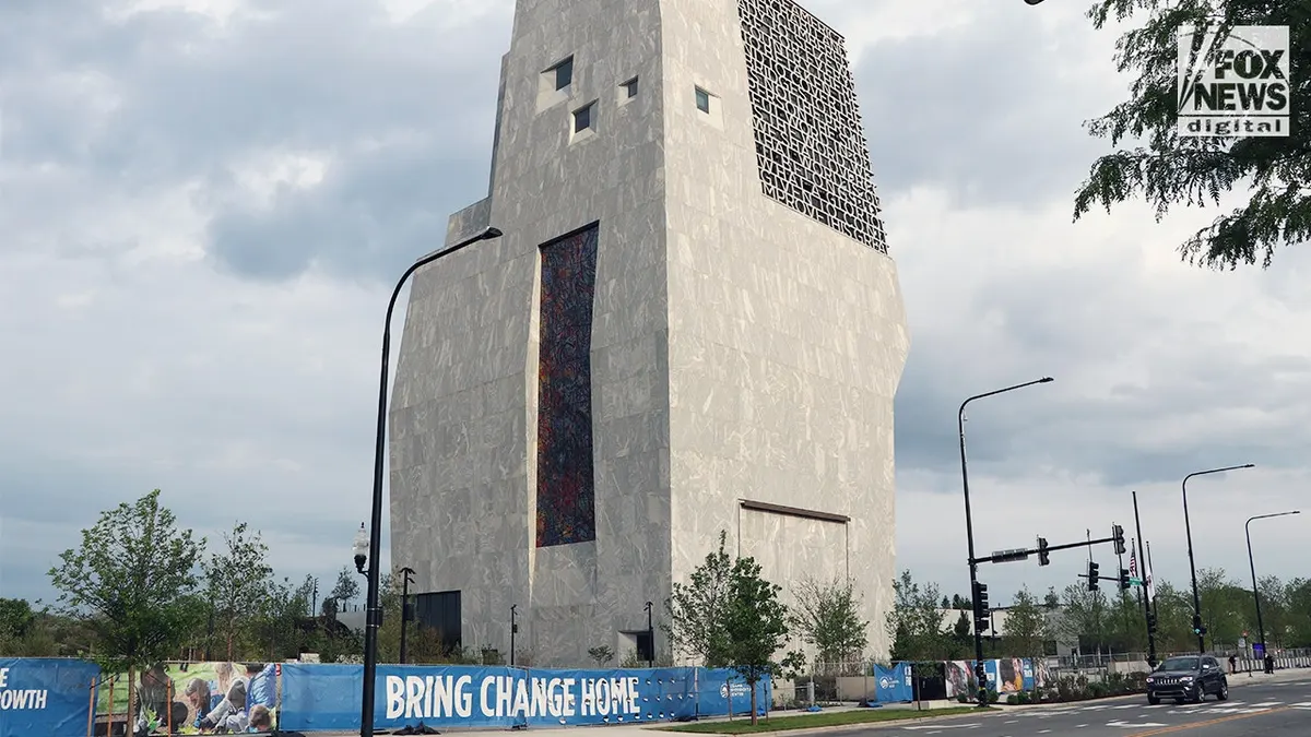 Banner Bring Change Home ispred Obaminog predsjedničkog centra.