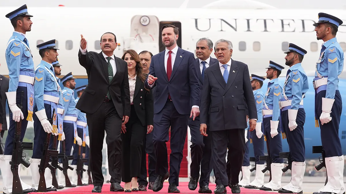Američki potpredsjednik JD Vance u šetnji s pakistanskim načelnikom obrambenih snaga Asimom Munirom i zamjenikom premijera Mohammadom Ishaqom Darom u Islamabadu.