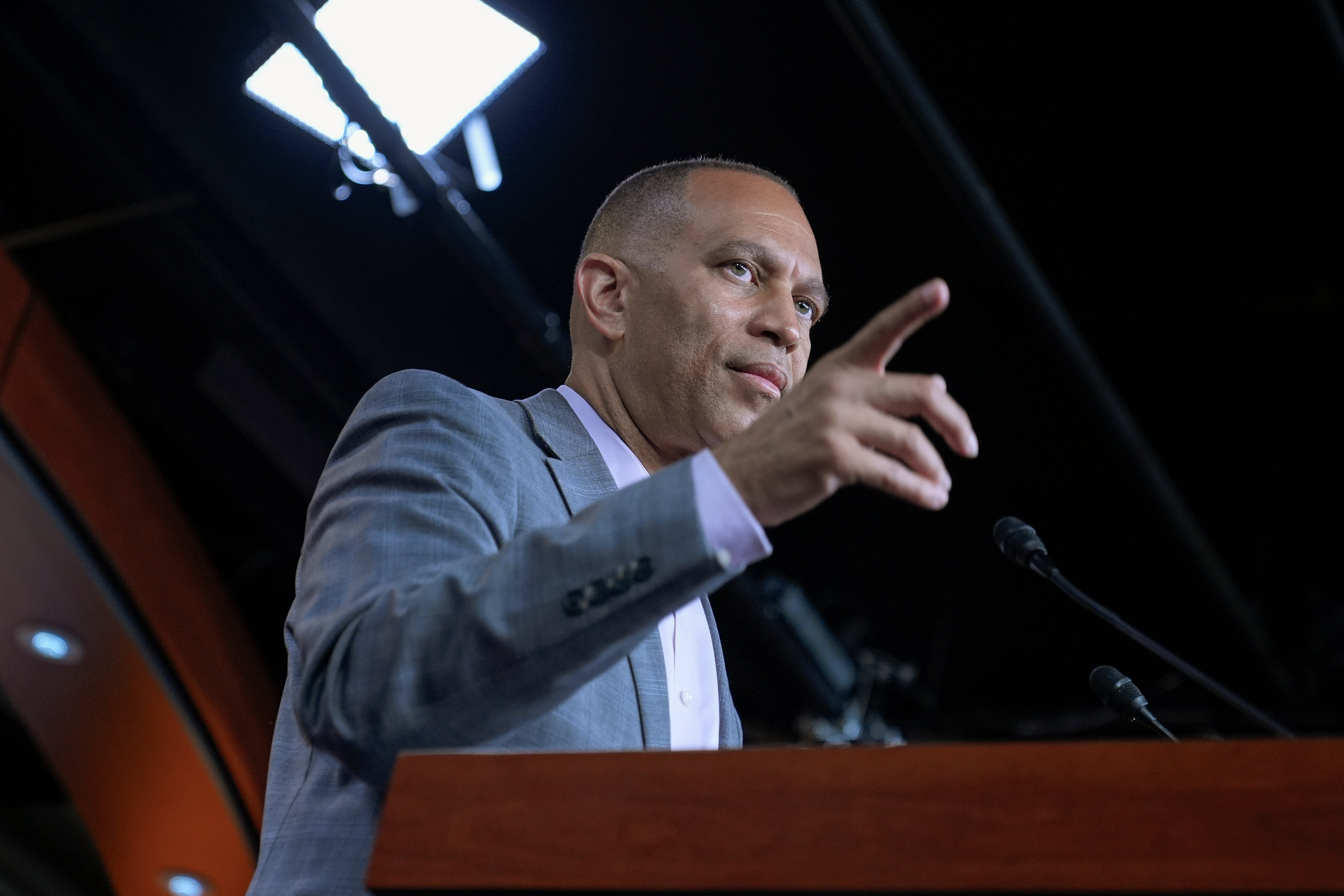 Čelnik manjine u Zastupničkom domu Hakeem Jeffries, inače Njujorčanin, pokušao se oduprijeti demokratskim socijalističkim izazivačima koje podržava Mamdani, podupirući i zalažući se za sadašnje predsjednike u sukobima u borbi za opunomoćenje s gradonačelnikom