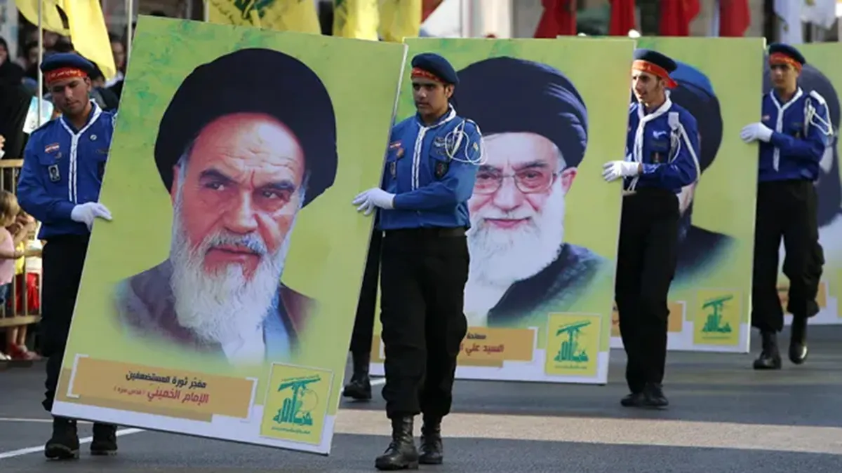 Izviđači Hezbollaha al-Mahdija paradiraju s portretima ajatolaha Khomeinija i ajatolaha Khameneija u Nabatiyeh Libanon
