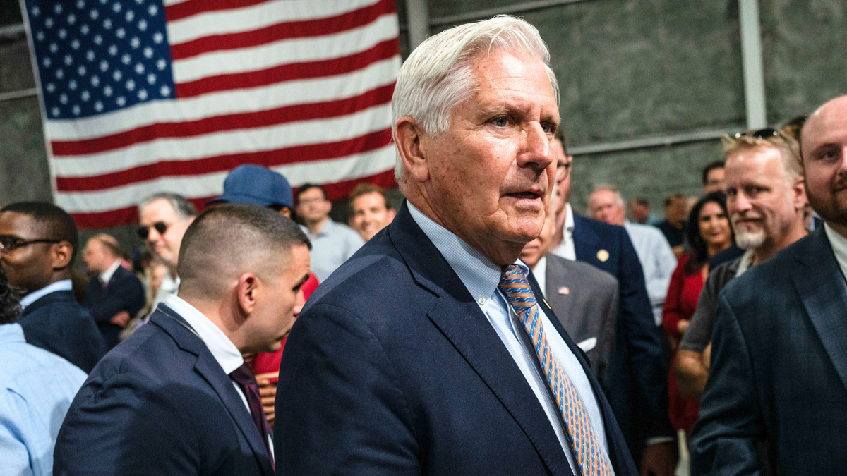 Bruce Blakeman, izvršni direktor okruga Nassau i republikanski kandidat za guvernera New Yorka, razgovara sa sudionicima tijekom događaja.
