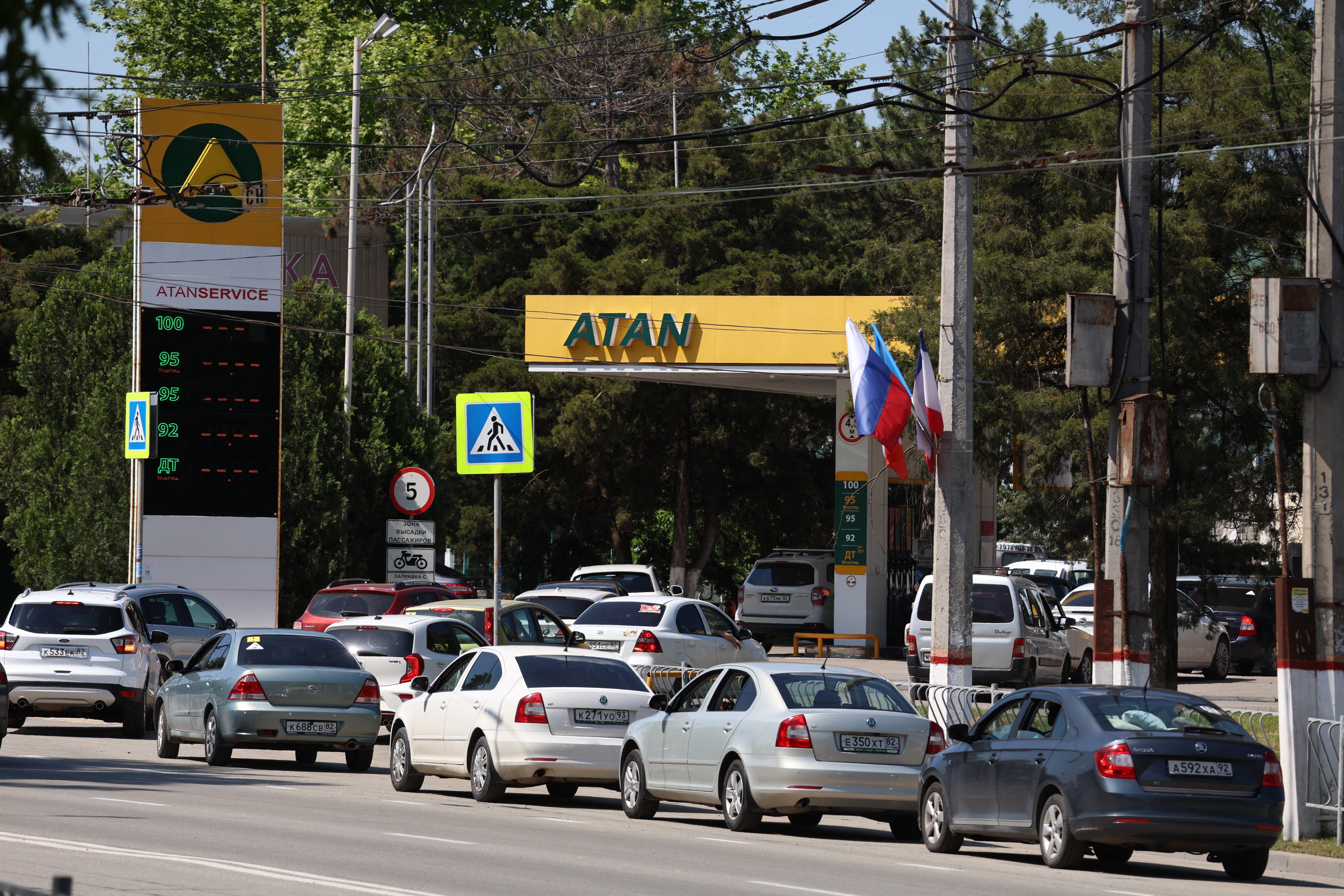 Automobili stoje u redu na benzinskoj crpki u Simferopolju na Krimu usred nestašice goriva uzrokovane ukrajinskom kampanjom dronova
