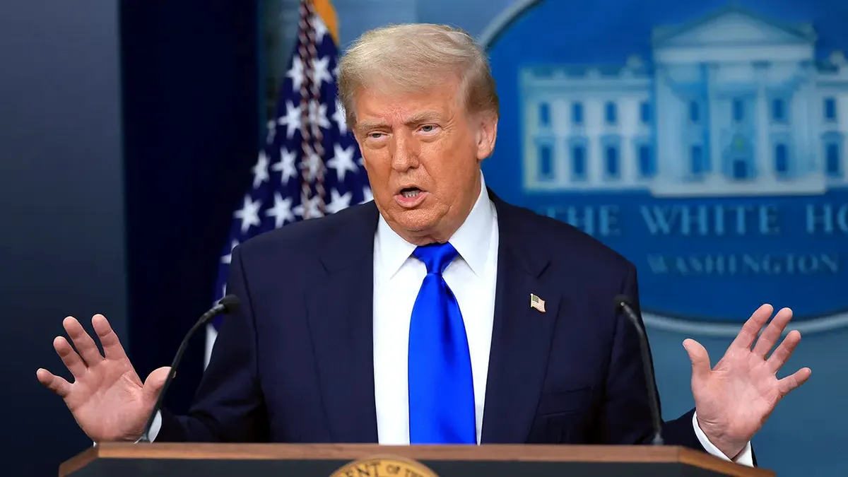 Predsjednik Donald Trump govori za govornicom u Bijeloj kući