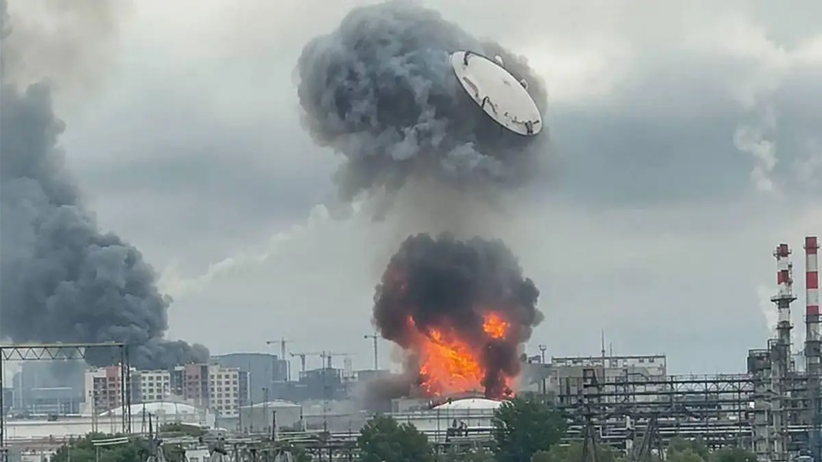 Moskovska rafinerija nafte u Kapotnji gori nakon što je pogođena tijekom napada ukrajinskog drona