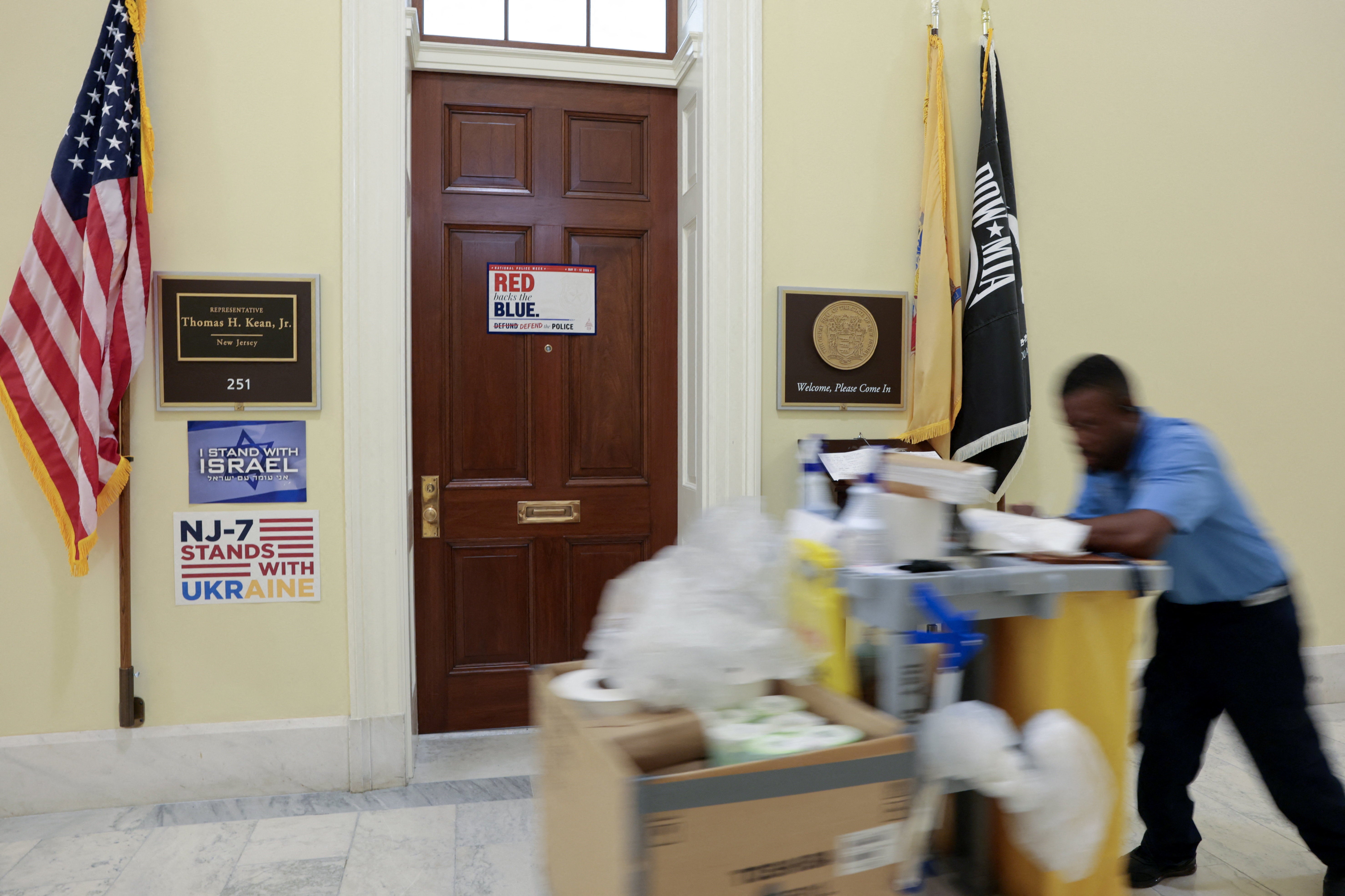 Radnik prolazi pokraj ureda zastupnika Keana u Washingtonu DC gdje je odsutan nekoliko mjeseci