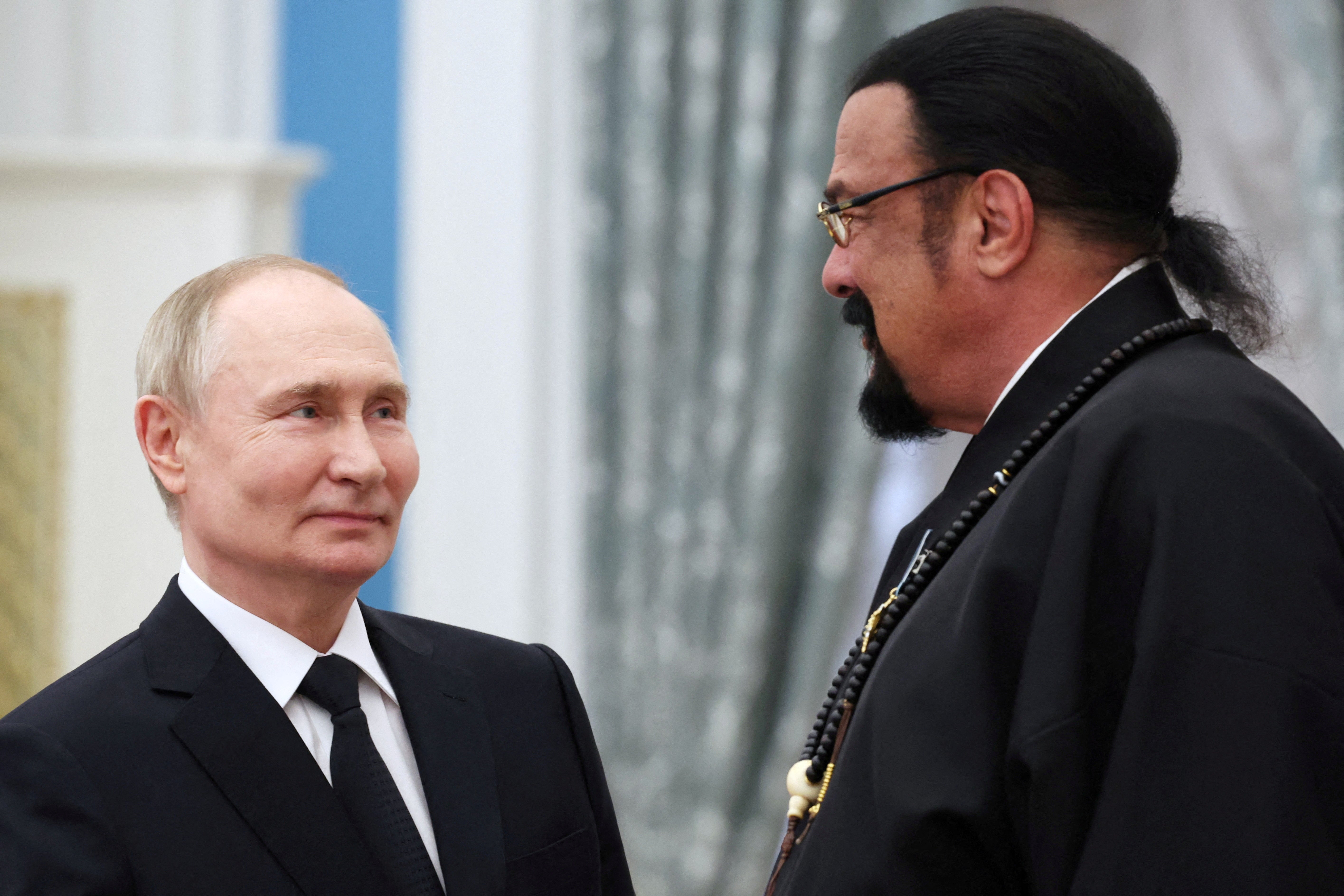 Putin s posebnim predstavnikom ruskog ministarstva vanjskih poslova za rusko-američke humanitarne odnose, glumcem i producentom Stevenom Seagalom
