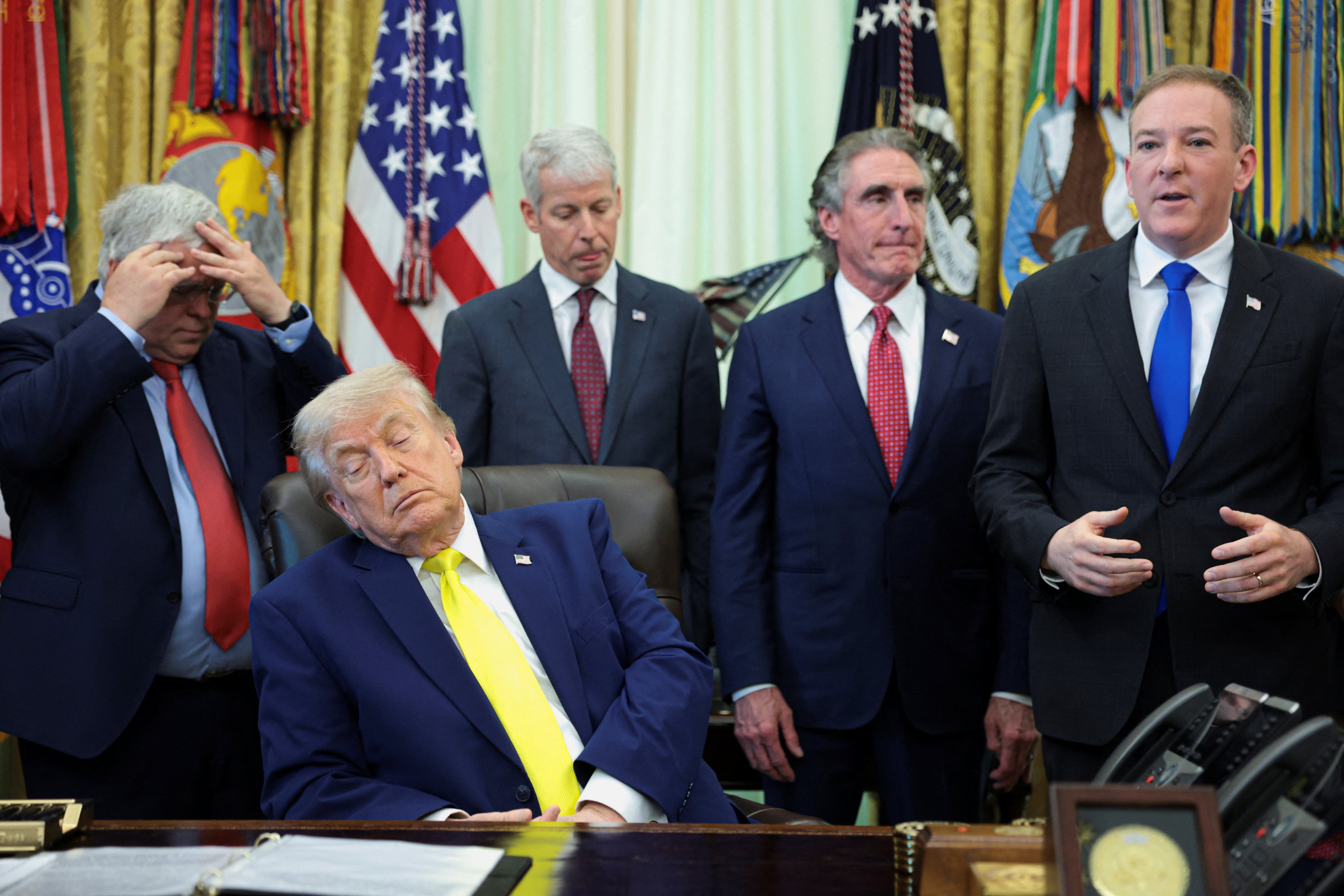 Demokrati su predsjednika Donalda Trumpa označili 'zapovjednikom u snu' nakon što je zatvorio oči i činilo se da 'drijema' tijekom brifinga za novinare u Ovalnom uredu