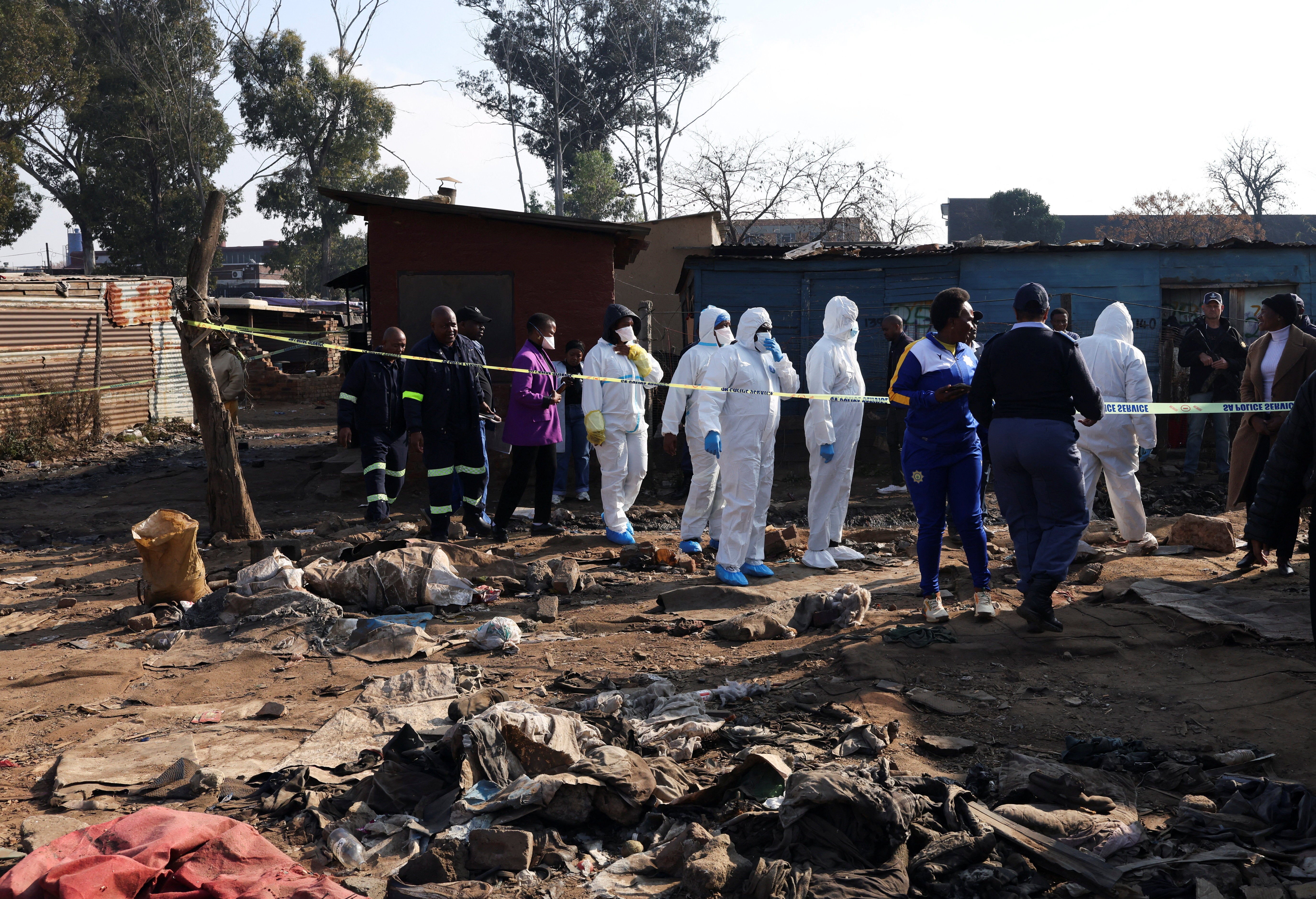 Članovi forenzičkog tima dolaze na mjesto događaja nakon što su, prema policiji, naoružani napadači otvorili vatru na neformalno naselje u Clevelandu, Johannesburg, Južna Afrika, 10. lipnja 2026. REUTERS/Siphiwe Sibeko