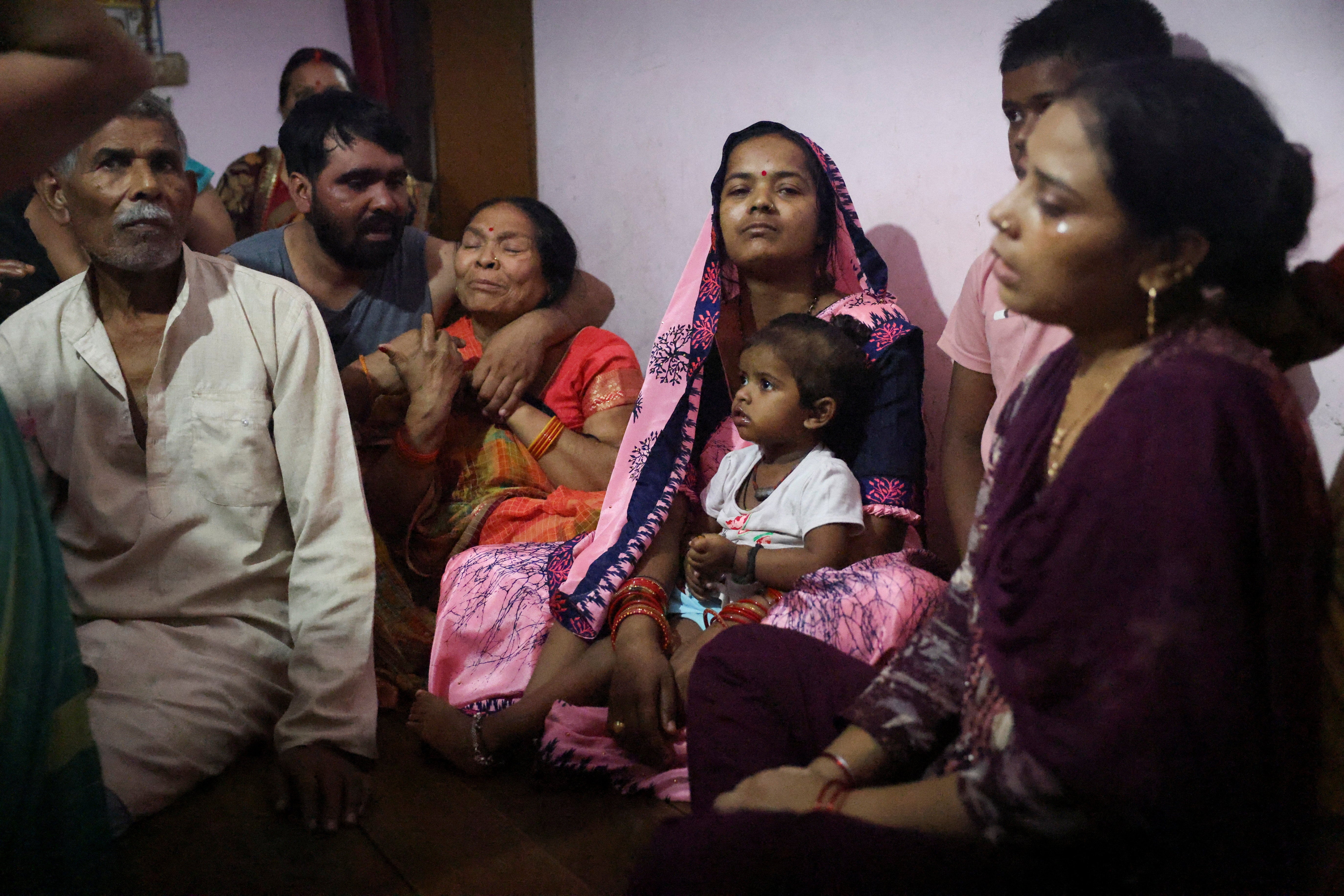 Članovi obitelji Shivananda Chaurasia, indijskog mornara ubijenog u američkom napadu na naftni tanker MT Settebello, tuguju u svom domu u Deoriji, Uttar Pradesh, 13. lipnja 2026.
