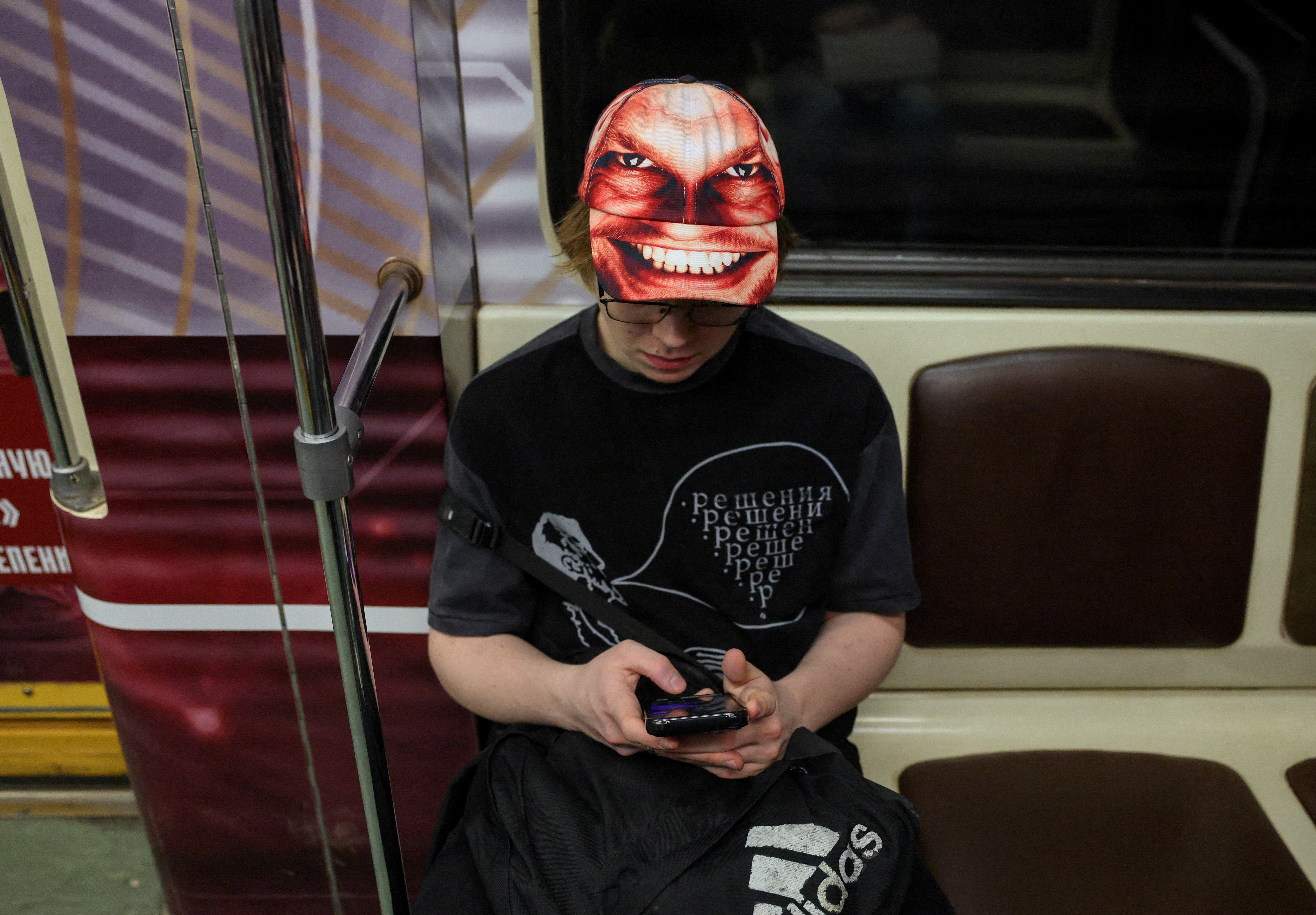 Putnik koristi mobilni telefon u vagonu metroa u Moskvi, Rusija, 31. ožujka 2026. REUTERS/Ramil Sitdikov/File Photo