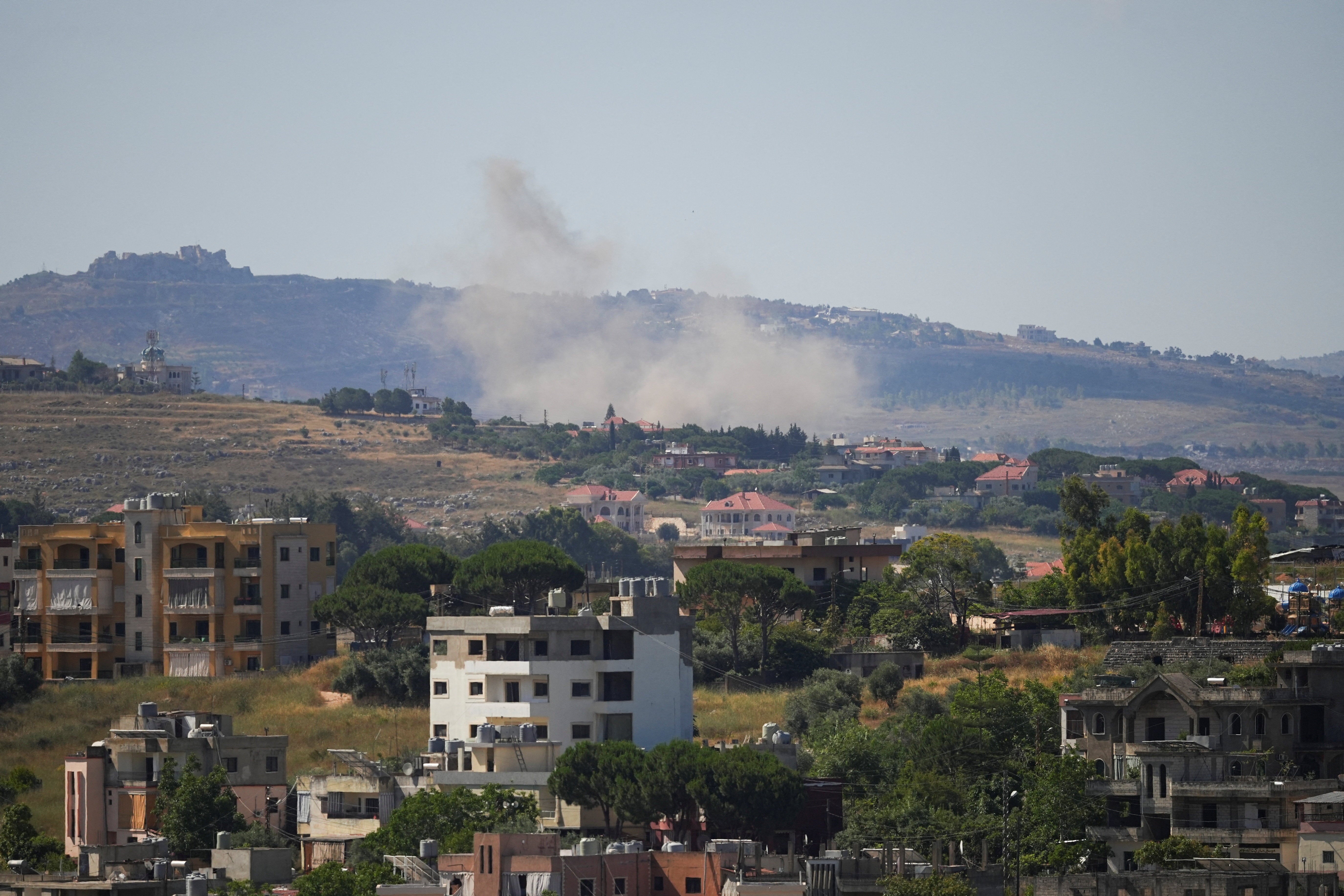 Dim se diže nakon izraelskog napada na Nabatieh, Libanon, 15. lipnja