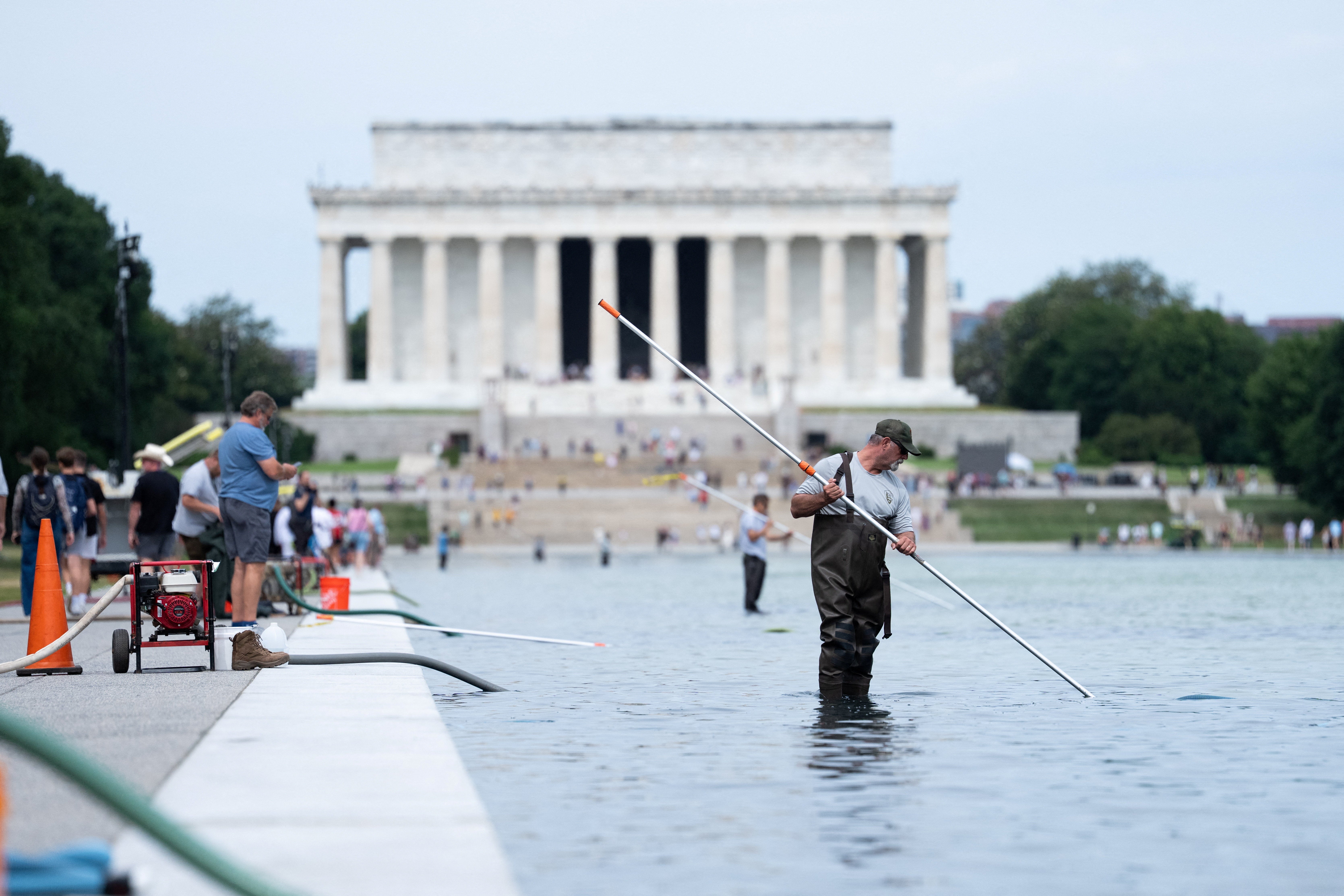 Predsjednik Donald Trump okrivio je 'vandalizam' za nedavne probleme u bazenu Reflecting Pool.