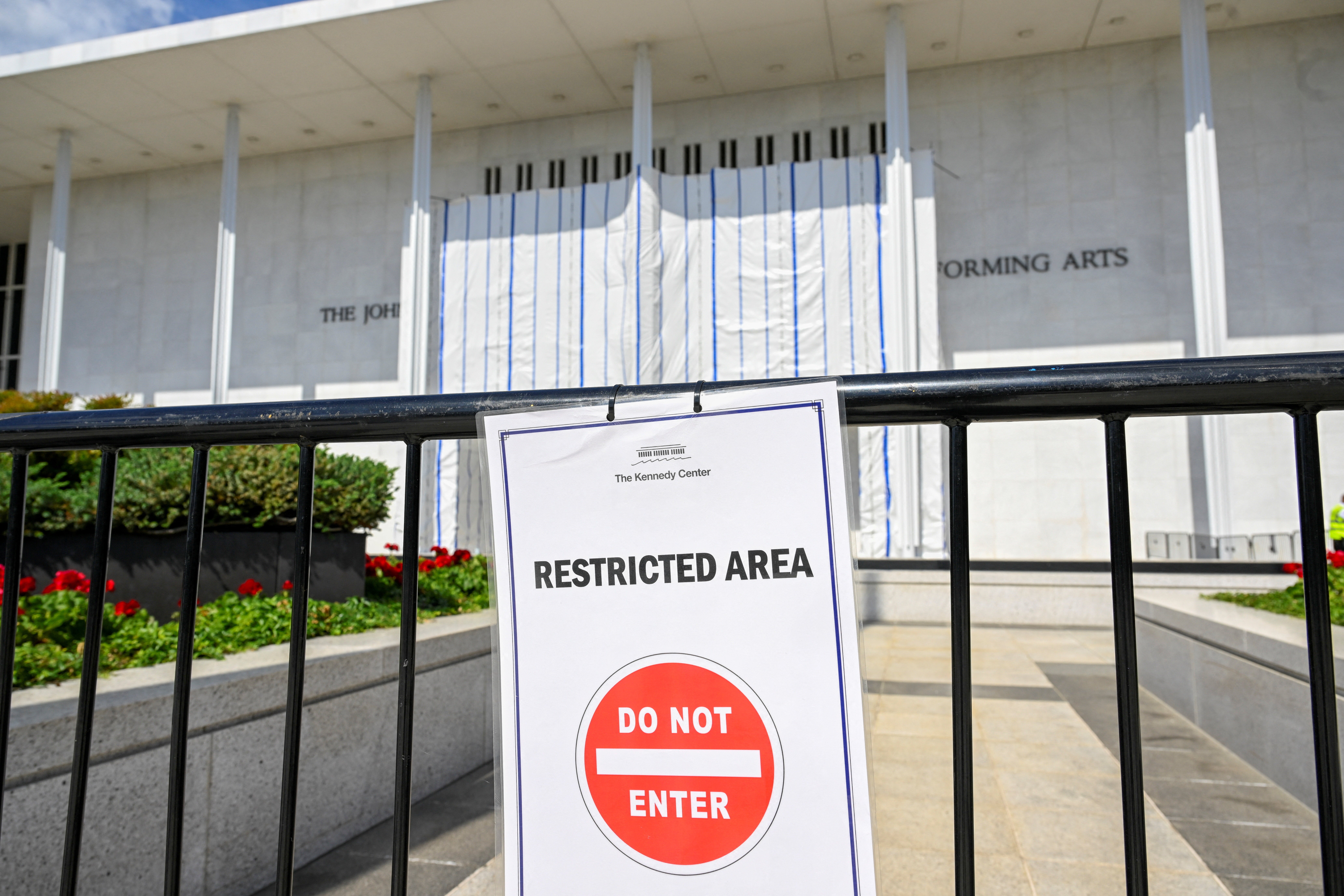 Šaljivdžije su koristile ceradom prekriven ulaz u Kennedy Center za projiciranje slika Donalda Trumpa i Jeffreya Epsteina dok su se slične projekcije pojavljivale diljem Washingtona