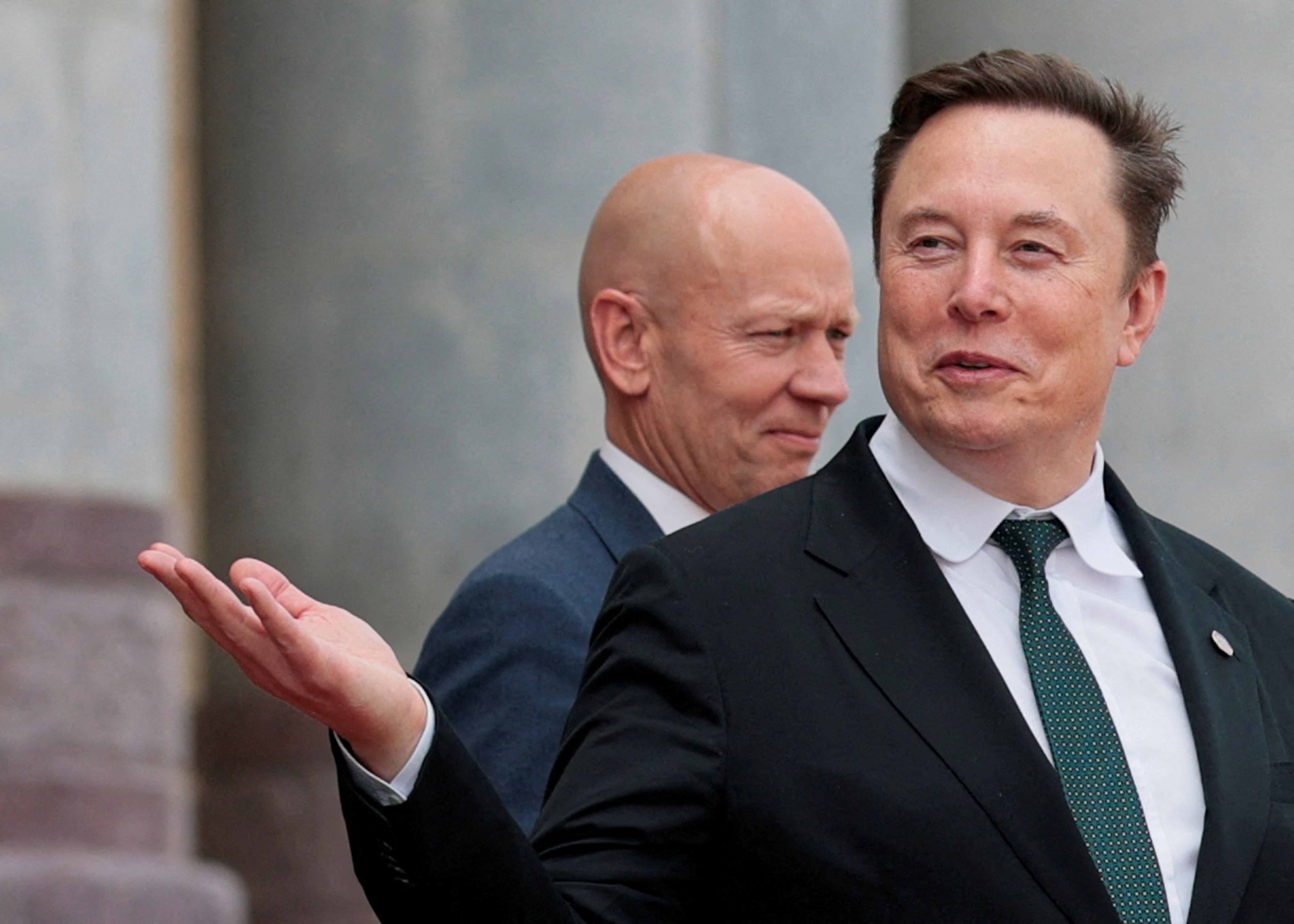 Elon Musk gestikulira dok odlazi nakon što je prisustvovao ceremoniji dobrodošlice američkom predsjedniku Donaldu Trumpu s kineskim predsjednikom Xi Jinpingom u Velikoj dvorani naroda u Pekingu