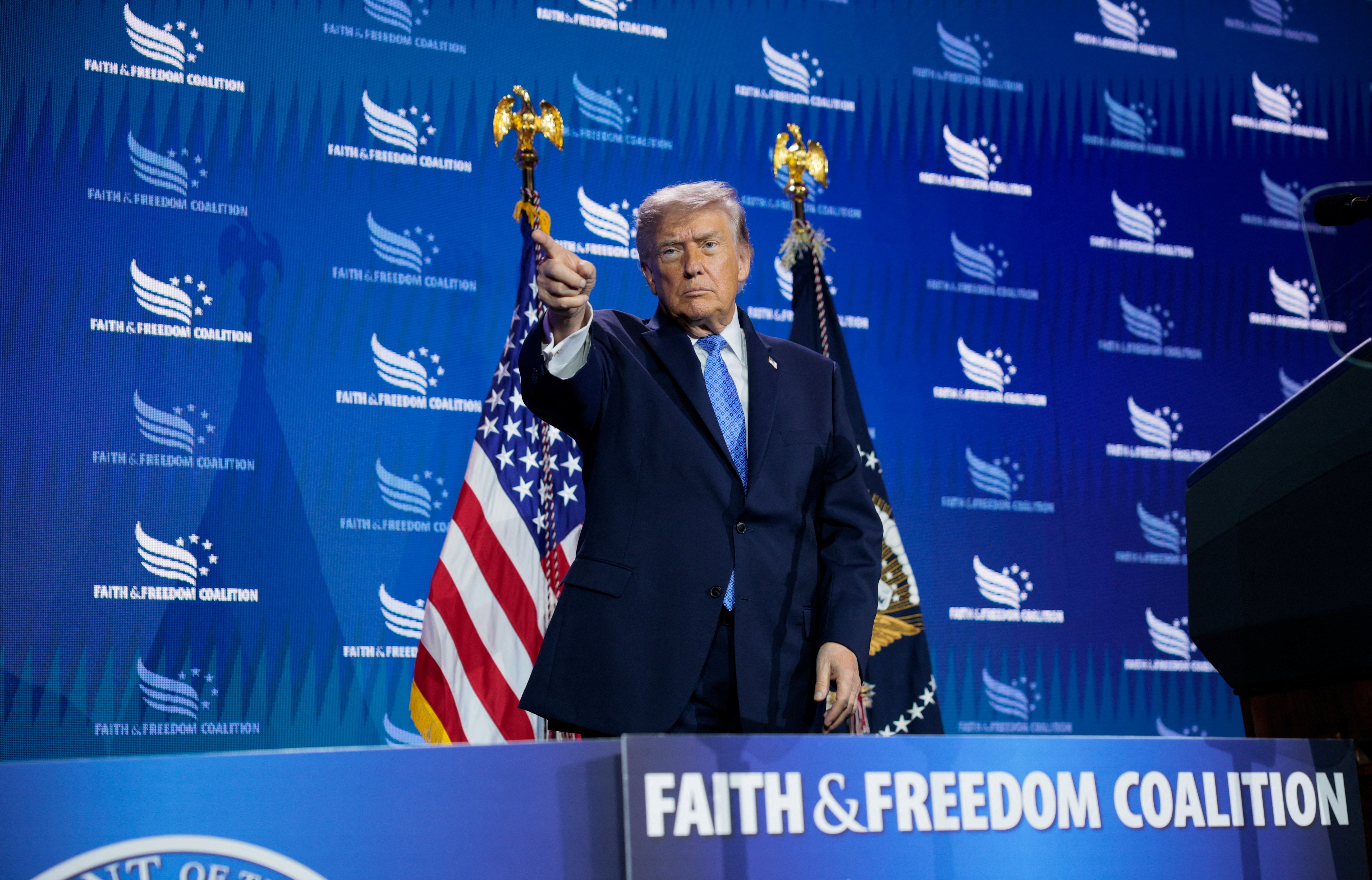 Američki predsjednik Donald Trump upire prstom tijekom političke konferencije Faith & Freedom Coalition 2026. u Washington Hiltonu, u Washingtonu, DC, SAD, 26. lipnja 2026.