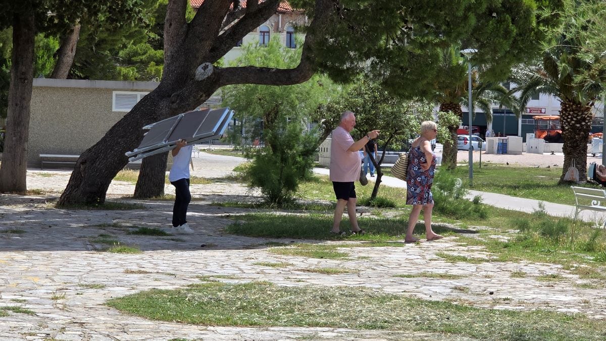 KAD KONCESIONAR NIJE POHLEPAN Dok drugi otimaju pomorsko dobro, u Omišu su očitali lekciju svima: "Bravo, ovako se poštuju turisti!"