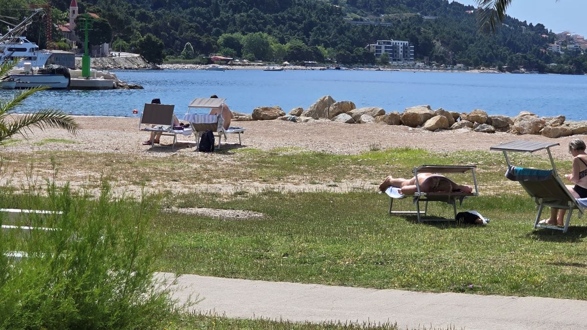 KAD KONCESIONAR NIJE POHLEPAN Dok drugi otimaju pomorsko dobro, u Omišu su očitali lekciju svima: "Bravo, ovako se poštuju turisti!"
