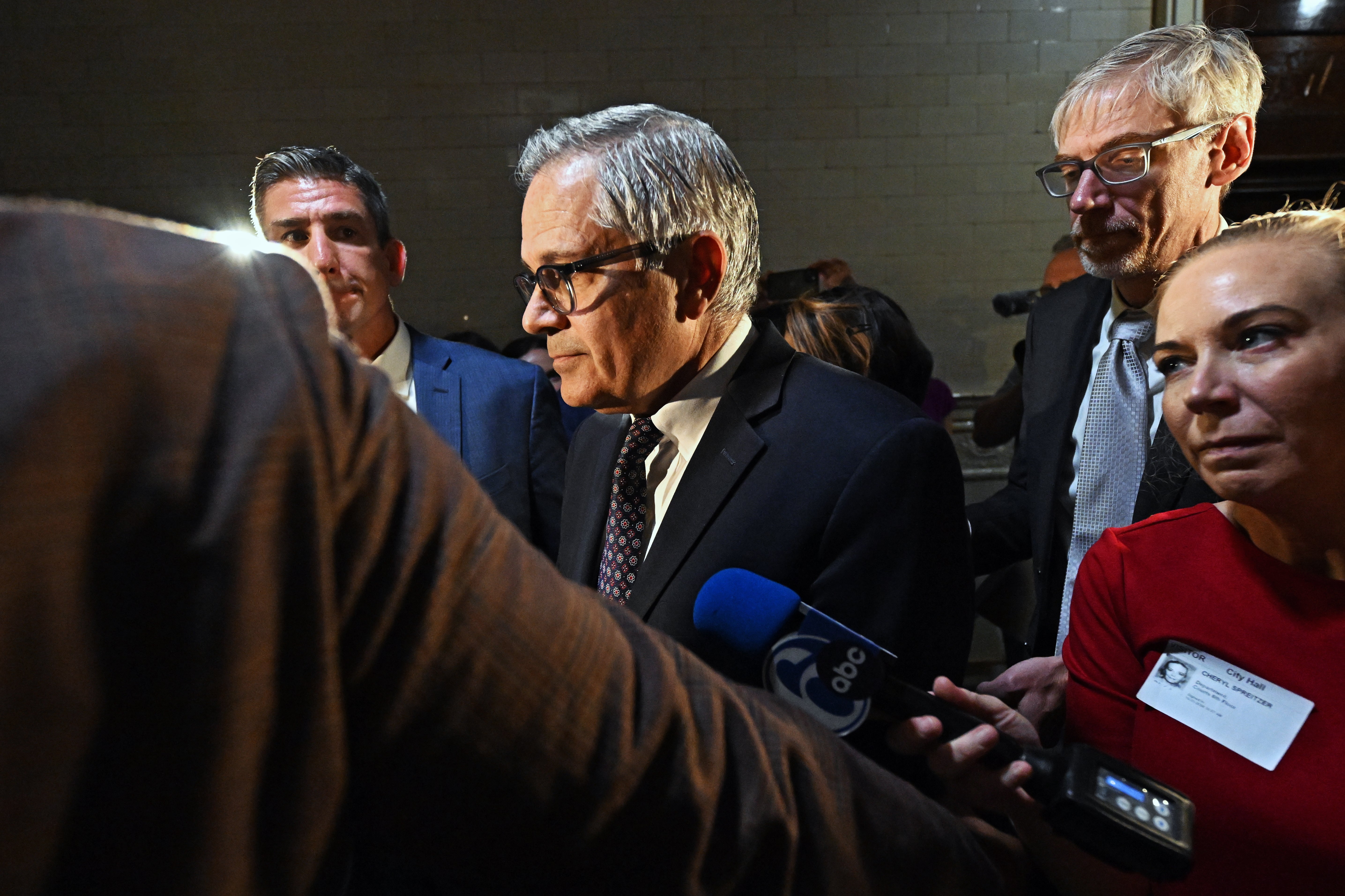 Okružni tužitelj Philadelphije Larry Krasner (u sredini) izlazi iz sudnice u gradskoj vijećnici nakon saslušanja o tužbi koju je podnio protiv Elona Muska i njegovom natjecanju za peticiju u iznosu od milijun dolara 31. listopada 2024.