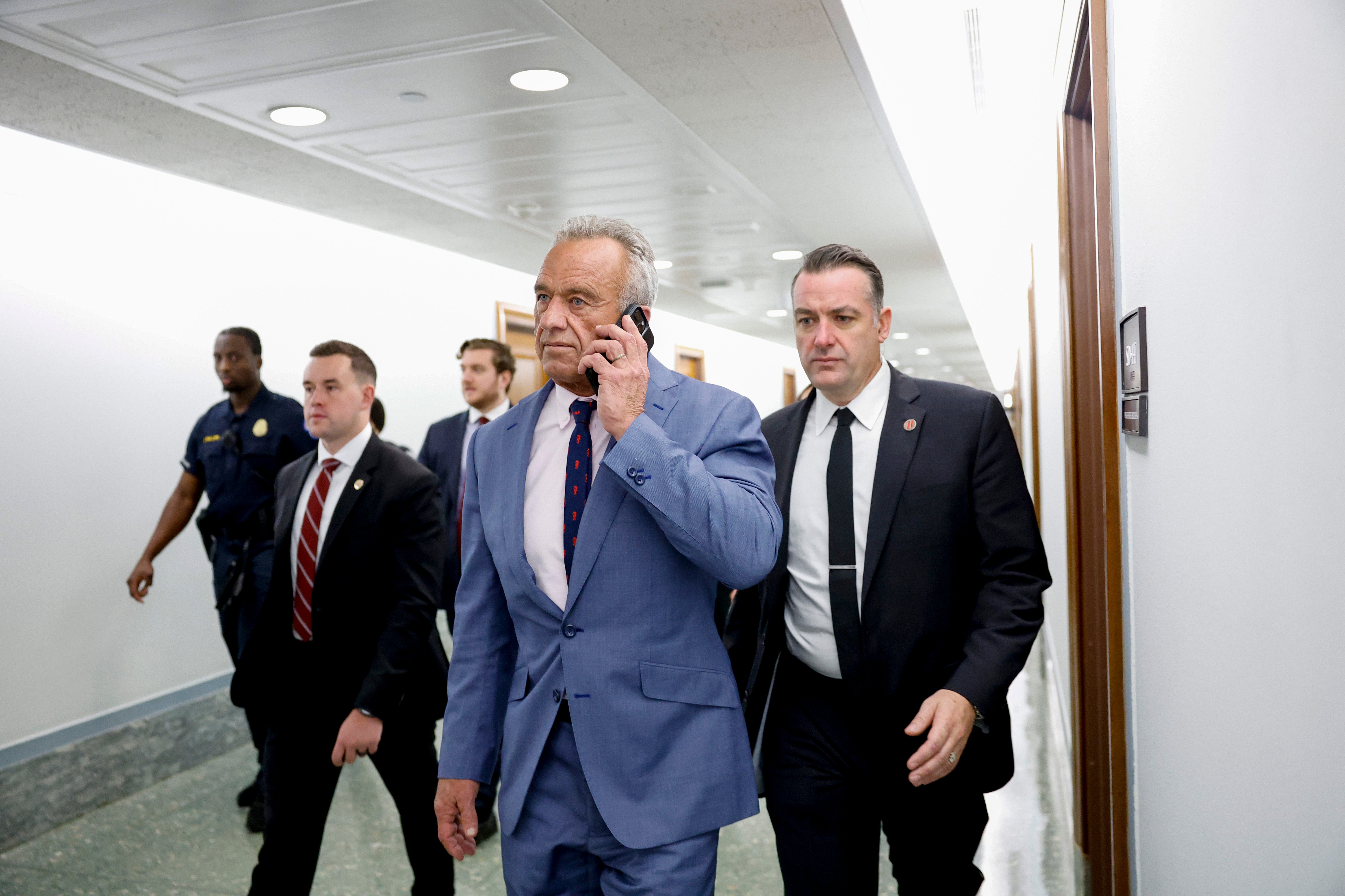 Ministar zdravstva Robert F. Kennedy Jr. navodno rijetko posjećuje sjedište HHS-a i čini se 'odjavljenim' dok se pomiče po telefonu tijekom sastanaka na visokoj razini