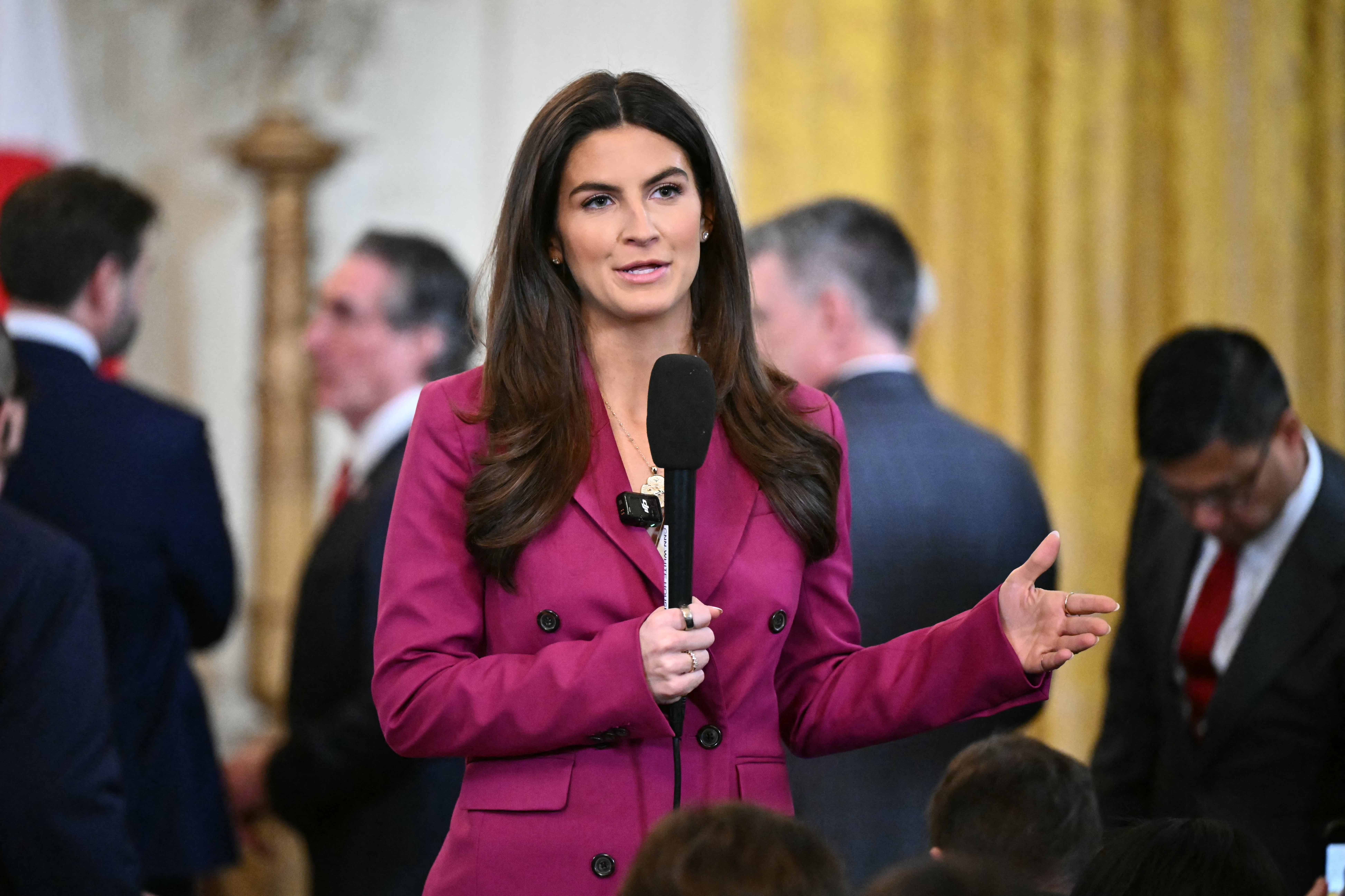 Kaitlan Collins podignuta je na položaj glavnog dopisnika Bijele kuće nakon što je 2023. moderirala republikansku gradsku vijećnicu s predsjednikom Donaldom Trumpom