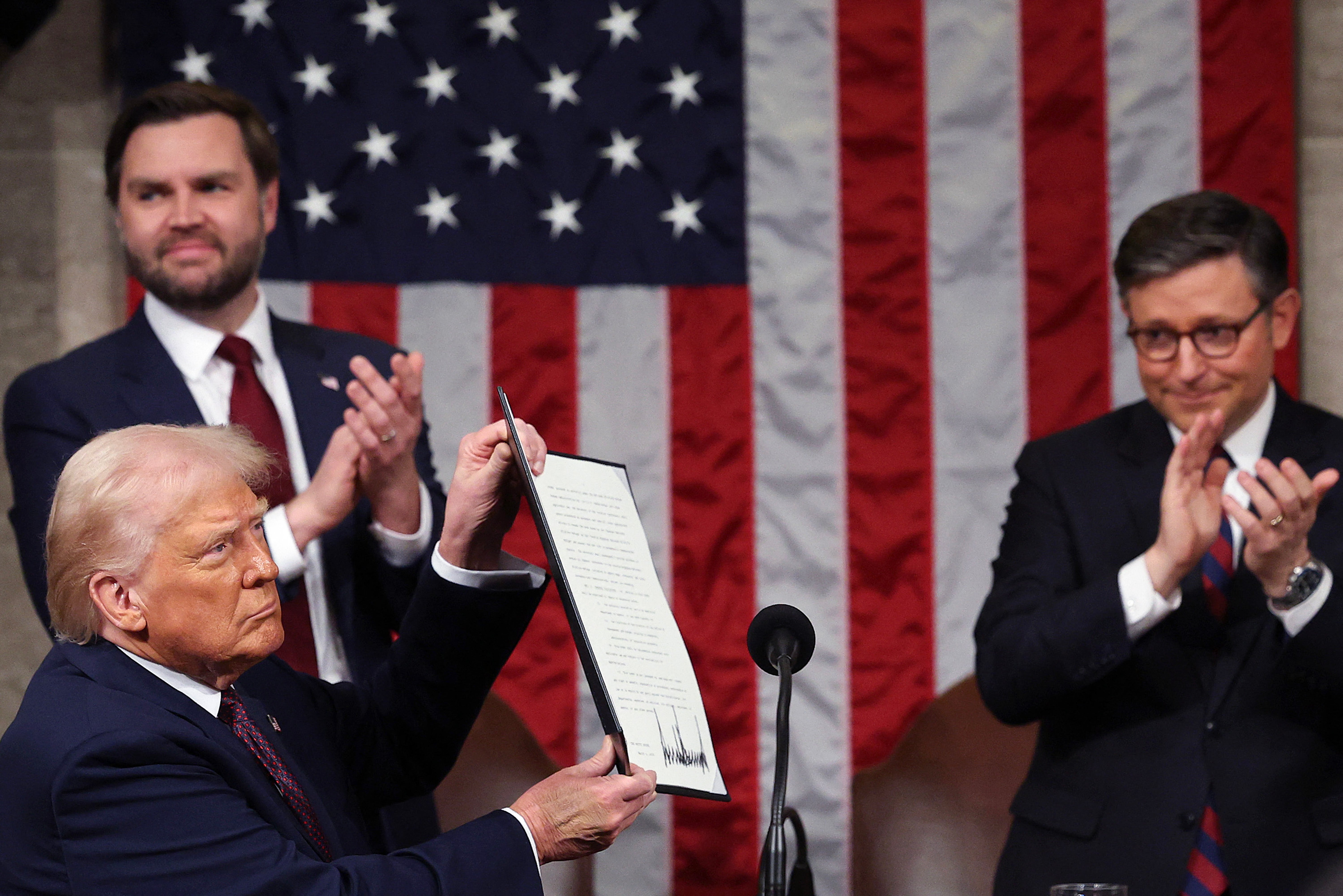 Administracija predsjednika Donalda Trumpa, viđena ovdje kako drži izvršnu naredbu tijekom zajedničke sjednice Kongresa u Washingtonu 4. ožujka 2025., provodi neviđeni pokušaj denaturalizacije američkih građana.