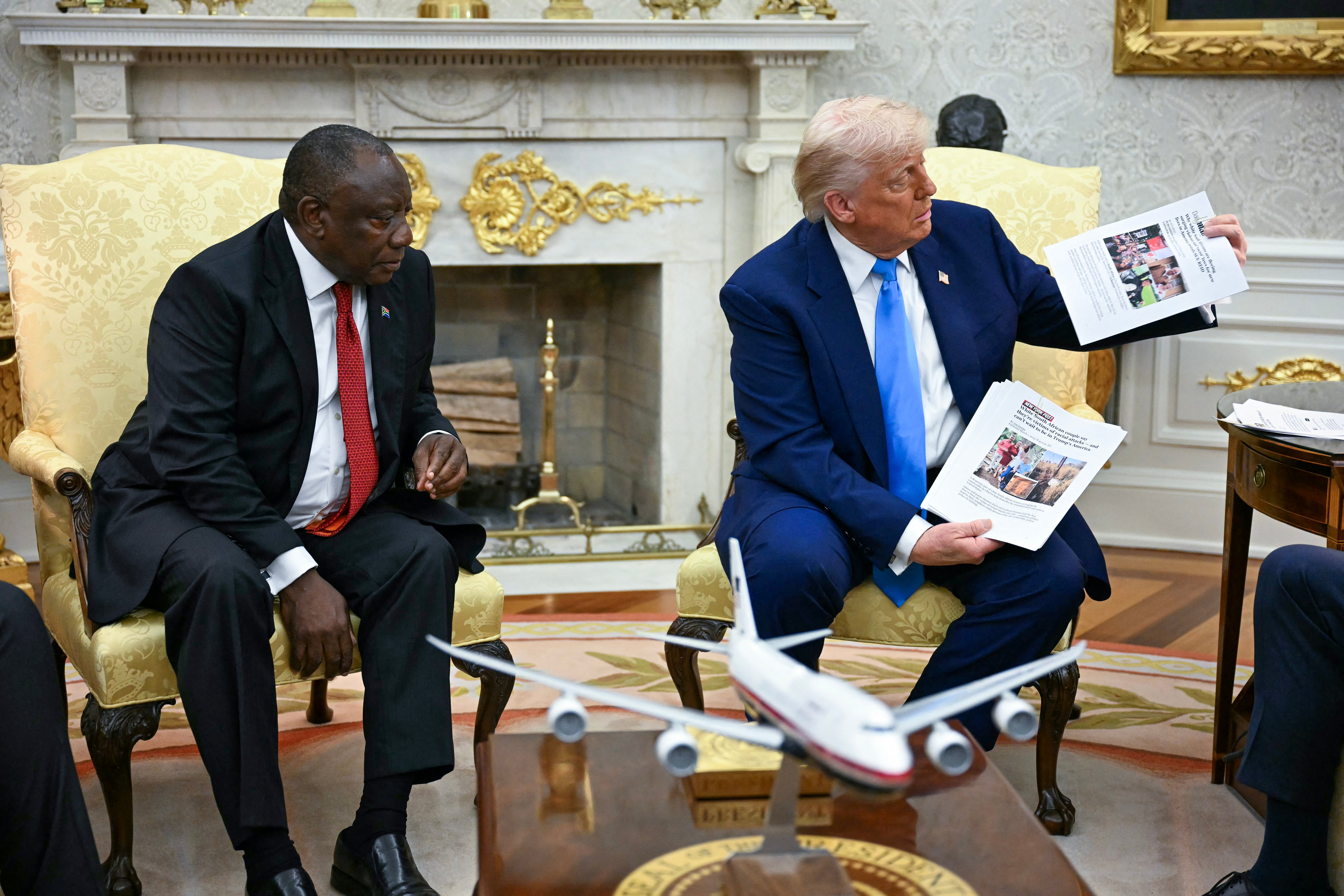 Donald Trump i njegovi saveznici tvrdili su da je južnoafrička vlada omogućila 'bijeli genocid' protiv diskriminacije bijelih farmera, što su istaknuti bijeli Južnoafrikanci oštro poricali